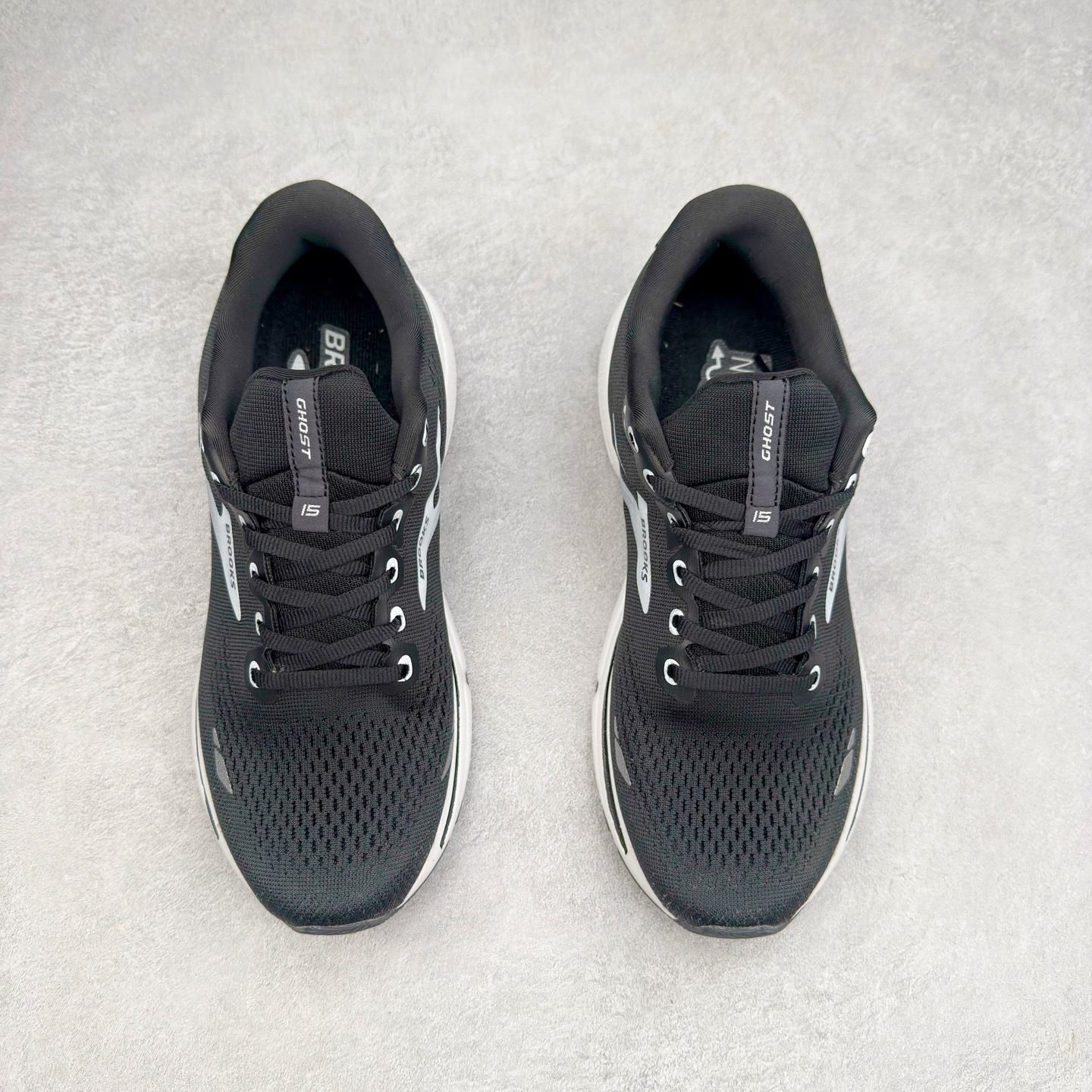 图片[2]-Brooks布鲁克斯 Ghost 15 马拉松舒适百搭防滑耐磨低帮跑步鞋 Brooks 四大跑鞋之一 百年品牌 跑鞋从外形上基本就能判断这是一款速度跑鞋 简洁干练的外形结构和极强的运动流线型看着非常有速度感 上脚的第一感觉是非常轻 美码9码的鞋单只206g不到 从个人偏好来说 200g左右的竞速鞋最具安全感 鞋面采用单层网布 很薄 前掌使用了大量开放式网眼 排气直接快速 透气性上乘 鞋舌也是轻量化设计 仅为一层麂皮 和脚背完美贴合 鞋舌中央有个防偏穿孔 从实际穿着来看 通常鞋舌都是外偏 如果是防偏穿孔位于中心 防偏效果其实并不十分有效 如果采用趋外侧的偏心设计更有效 鞋帮泡棉填充量不大 但非常紧凑 贴合舒适 包裹稳固 内置硬质TPU保证必要的稳定性 跑鞋中底采用的是DNA FLASH科技材料 DNA FLASH中底科技 是Brooks第一款将氮气注入中底的创新科技 主要原理是借助“超临界流体”发泡技术 将液态氮稳定的转化为气态氮 并使其均匀地形成无数紧密贴合的密闭式气囊结构 尺码：36 36.5 37.5 38 38.5 39 40 40.5 41 42 42.5 43 44 44.5 45 46-选品中心