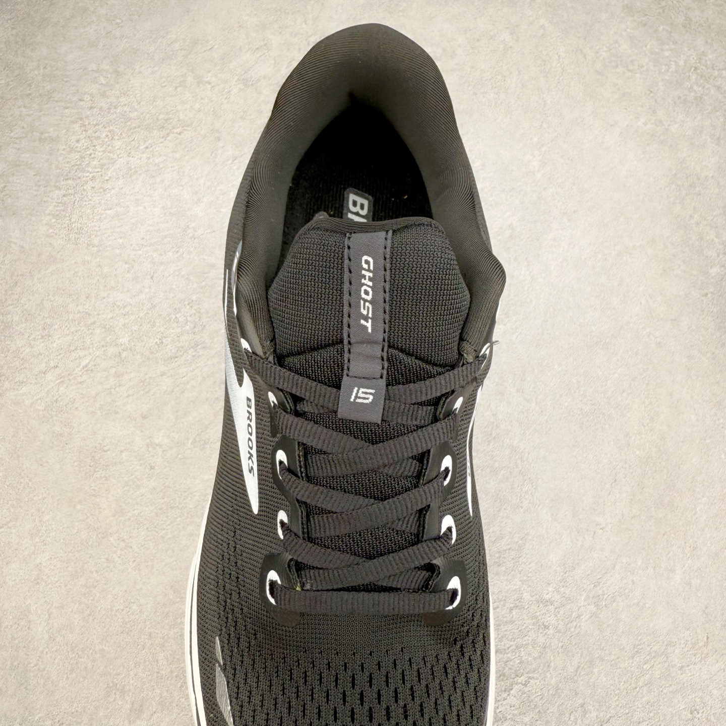 图片[5]-Brooks布鲁克斯 Ghost 15 马拉松舒适百搭防滑耐磨低帮跑步鞋 Brooks 四大跑鞋之一 百年品牌 跑鞋从外形上基本就能判断这是一款速度跑鞋 简洁干练的外形结构和极强的运动流线型看着非常有速度感 上脚的第一感觉是非常轻 美码9码的鞋单只206g不到 从个人偏好来说 200g左右的竞速鞋最具安全感 鞋面采用单层网布 很薄 前掌使用了大量开放式网眼 排气直接快速 透气性上乘 鞋舌也是轻量化设计 仅为一层麂皮 和脚背完美贴合 鞋舌中央有个防偏穿孔 从实际穿着来看 通常鞋舌都是外偏 如果是防偏穿孔位于中心 防偏效果其实并不十分有效 如果采用趋外侧的偏心设计更有效 鞋帮泡棉填充量不大 但非常紧凑 贴合舒适 包裹稳固 内置硬质TPU保证必要的稳定性 跑鞋中底采用的是DNA FLASH科技材料 DNA FLASH中底科技 是Brooks第一款将氮气注入中底的创新科技 主要原理是借助“超临界流体”发泡技术 将液态氮稳定的转化为气态氮 并使其均匀地形成无数紧密贴合的密闭式气囊结构 尺码：36 36.5 37.5 38 38.5 39 40 40.5 41 42 42.5 43 44 44.5 45 46-选品中心