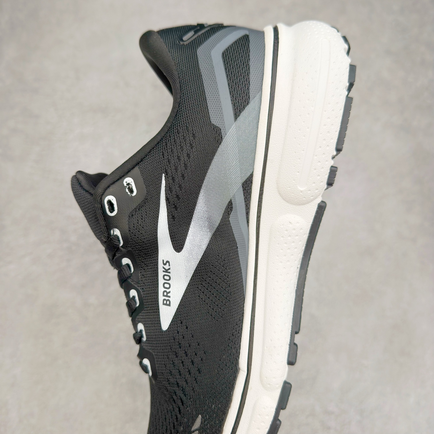 图片[7]-Brooks布鲁克斯 Ghost 15 马拉松舒适百搭防滑耐磨低帮跑步鞋 Brooks 四大跑鞋之一 百年品牌 跑鞋从外形上基本就能判断这是一款速度跑鞋 简洁干练的外形结构和极强的运动流线型看着非常有速度感 上脚的第一感觉是非常轻 美码9码的鞋单只206g不到 从个人偏好来说 200g左右的竞速鞋最具安全感 鞋面采用单层网布 很薄 前掌使用了大量开放式网眼 排气直接快速 透气性上乘 鞋舌也是轻量化设计 仅为一层麂皮 和脚背完美贴合 鞋舌中央有个防偏穿孔 从实际穿着来看 通常鞋舌都是外偏 如果是防偏穿孔位于中心 防偏效果其实并不十分有效 如果采用趋外侧的偏心设计更有效 鞋帮泡棉填充量不大 但非常紧凑 贴合舒适 包裹稳固 内置硬质TPU保证必要的稳定性 跑鞋中底采用的是DNA FLASH科技材料 DNA FLASH中底科技 是Brooks第一款将氮气注入中底的创新科技 主要原理是借助“超临界流体”发泡技术 将液态氮稳定的转化为气态氮 并使其均匀地形成无数紧密贴合的密闭式气囊结构 尺码：36 36.5 37.5 38 38.5 39 40 40.5 41 42 42.5 43 44 44.5 45 46-选品中心