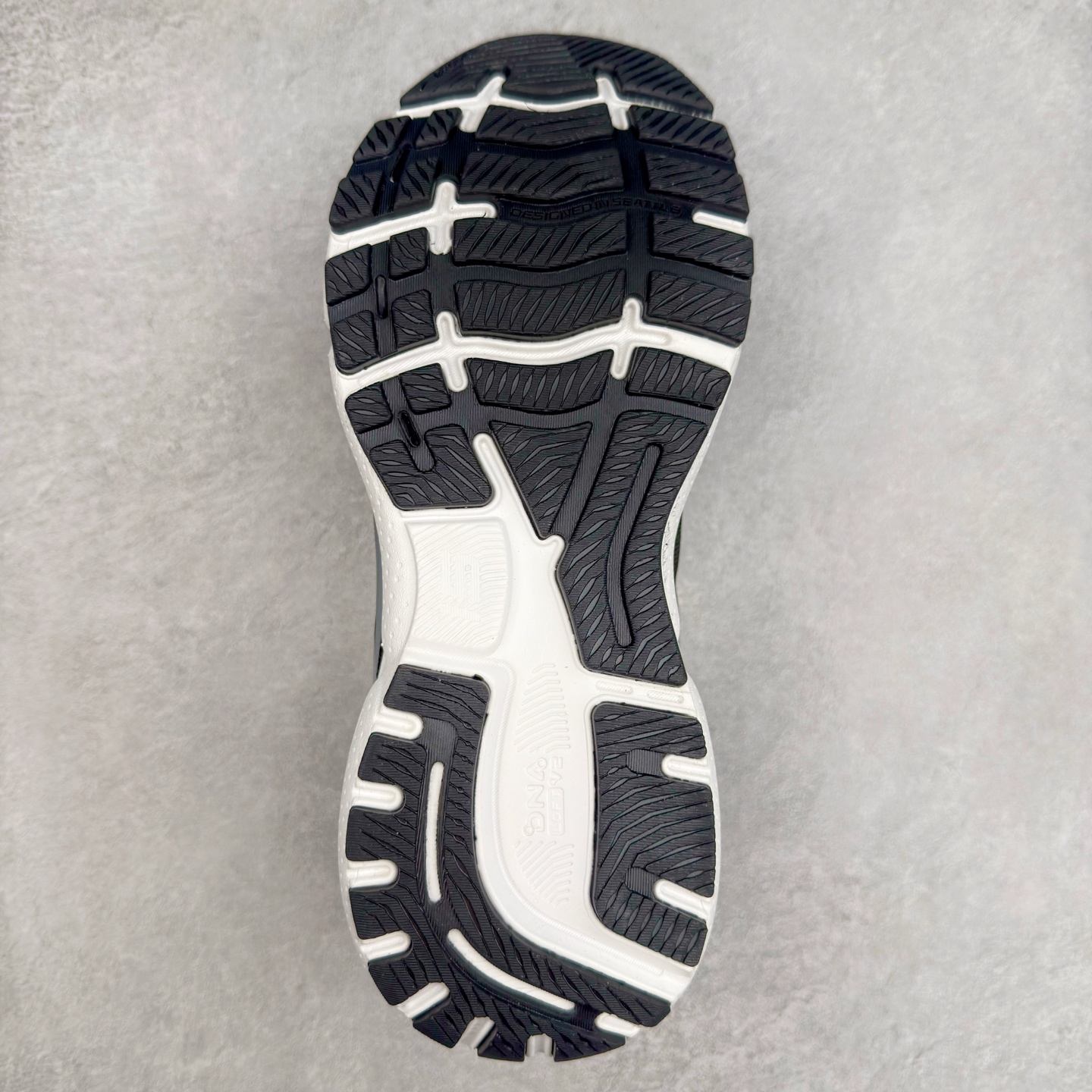 图片[9]-Brooks布鲁克斯 Ghost 15 马拉松舒适百搭防滑耐磨低帮跑步鞋 Brooks 四大跑鞋之一 百年品牌 跑鞋从外形上基本就能判断这是一款速度跑鞋 简洁干练的外形结构和极强的运动流线型看着非常有速度感 上脚的第一感觉是非常轻 美码9码的鞋单只206g不到 从个人偏好来说 200g左右的竞速鞋最具安全感 鞋面采用单层网布 很薄 前掌使用了大量开放式网眼 排气直接快速 透气性上乘 鞋舌也是轻量化设计 仅为一层麂皮 和脚背完美贴合 鞋舌中央有个防偏穿孔 从实际穿着来看 通常鞋舌都是外偏 如果是防偏穿孔位于中心 防偏效果其实并不十分有效 如果采用趋外侧的偏心设计更有效 鞋帮泡棉填充量不大 但非常紧凑 贴合舒适 包裹稳固 内置硬质TPU保证必要的稳定性 跑鞋中底采用的是DNA FLASH科技材料 DNA FLASH中底科技 是Brooks第一款将氮气注入中底的创新科技 主要原理是借助“超临界流体”发泡技术 将液态氮稳定的转化为气态氮 并使其均匀地形成无数紧密贴合的密闭式气囊结构 尺码：36 36.5 37.5 38 38.5 39 40 40.5 41 42 42.5 43 44 44.5 45 46-选品中心