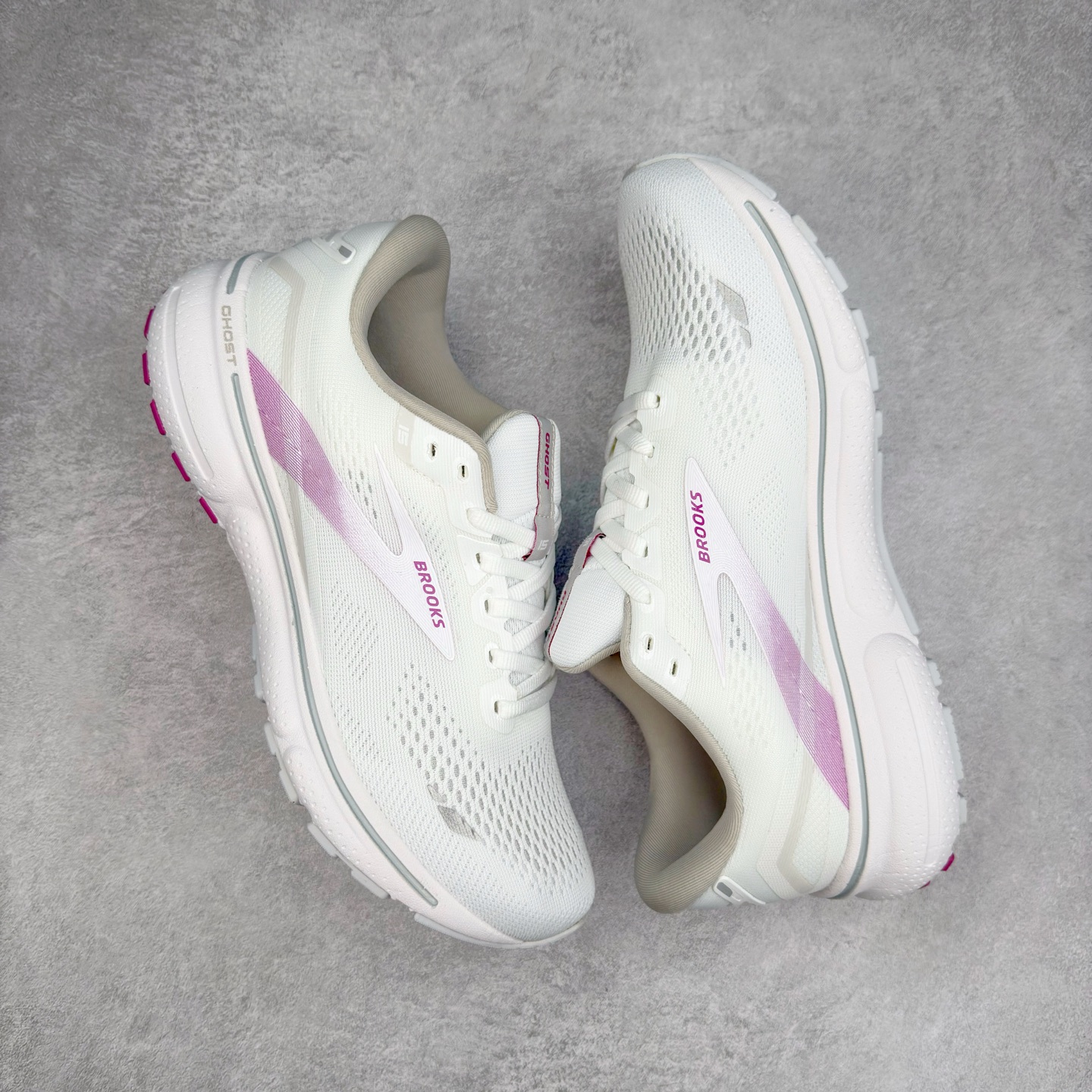 图片[3]-Brooks布鲁克斯 Ghost 15 马拉松舒适百搭防滑耐磨低帮跑步鞋 Brooks 四大跑鞋之一 百年品牌 跑鞋从外形上基本就能判断这是一款速度跑鞋 简洁干练的外形结构和极强的运动流线型看着非常有速度感 上脚的第一感觉是非常轻 美码9码的鞋单只206g不到 从个人偏好来说 200g左右的竞速鞋最具安全感 鞋面采用单层网布 很薄 前掌使用了大量开放式网眼 排气直接快速 透气性上乘 鞋舌也是轻量化设计 仅为一层麂皮 和脚背完美贴合 鞋舌中央有个防偏穿孔 从实际穿着来看 通常鞋舌都是外偏 如果是防偏穿孔位于中心 防偏效果其实并不十分有效 如果采用趋外侧的偏心设计更有效 鞋帮泡棉填充量不大 但非常紧凑 贴合舒适 包裹稳固 内置硬质TPU保证必要的稳定性 跑鞋中底采用的是DNA FLASH科技材料 DNA FLASH中底科技 是Brooks第一款将氮气注入中底的创新科技 主要原理是借助“超临界流体”发泡技术 将液态氮稳定的转化为气态氮 并使其均匀地形成无数紧密贴合的密闭式气囊结构 尺码：36 36.5 37.5 38 38.5 39 40 40.5 41 42 42.5 43 44 44.5 45 46-选品中心