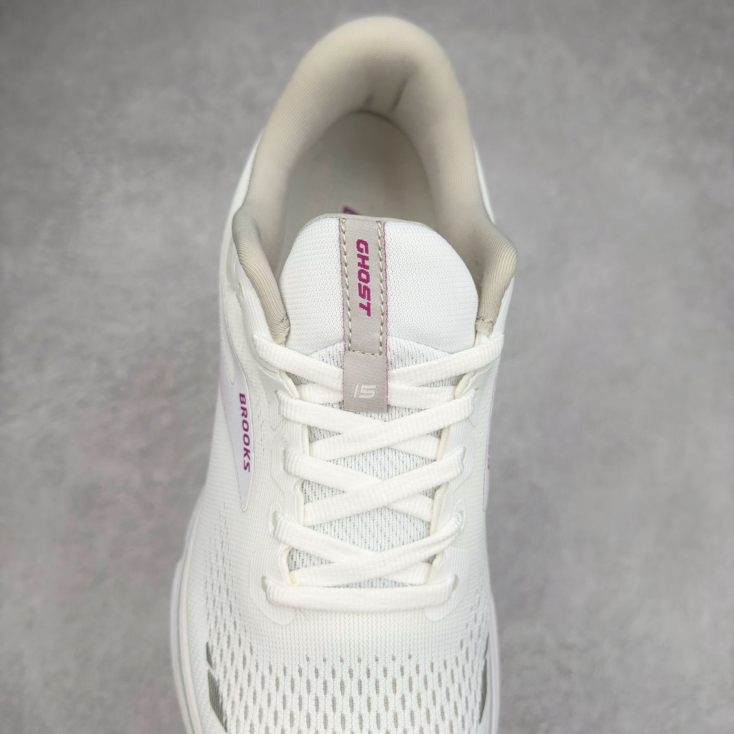 图片[5]-Brooks布鲁克斯 Ghost 15 马拉松舒适百搭防滑耐磨低帮跑步鞋 Brooks 四大跑鞋之一 百年品牌 跑鞋从外形上基本就能判断这是一款速度跑鞋 简洁干练的外形结构和极强的运动流线型看着非常有速度感 上脚的第一感觉是非常轻 美码9码的鞋单只206g不到 从个人偏好来说 200g左右的竞速鞋最具安全感 鞋面采用单层网布 很薄 前掌使用了大量开放式网眼 排气直接快速 透气性上乘 鞋舌也是轻量化设计 仅为一层麂皮 和脚背完美贴合 鞋舌中央有个防偏穿孔 从实际穿着来看 通常鞋舌都是外偏 如果是防偏穿孔位于中心 防偏效果其实并不十分有效 如果采用趋外侧的偏心设计更有效 鞋帮泡棉填充量不大 但非常紧凑 贴合舒适 包裹稳固 内置硬质TPU保证必要的稳定性 跑鞋中底采用的是DNA FLASH科技材料 DNA FLASH中底科技 是Brooks第一款将氮气注入中底的创新科技 主要原理是借助“超临界流体”发泡技术 将液态氮稳定的转化为气态氮 并使其均匀地形成无数紧密贴合的密闭式气囊结构 尺码：36 36.5 37.5 38 38.5 39 40 40.5 41 42 42.5 43 44 44.5 45 46-选品中心