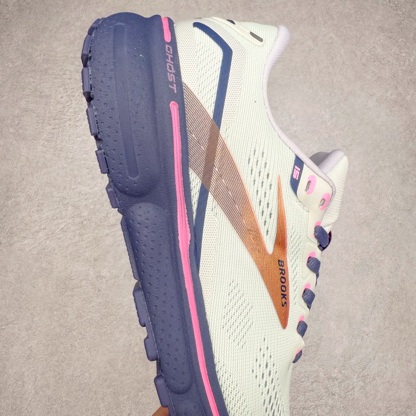 图片[6]-Brooks布鲁克斯 Ghost 15 马拉松舒适百搭防滑耐磨低帮跑步鞋 Brooks 四大跑鞋之一 百年品牌 跑鞋从外形上基本就能判断这是一款速度跑鞋 简洁干练的外形结构和极强的运动流线型看着非常有速度感 上脚的第一感觉是非常轻 美码9码的鞋单只206g不到 从个人偏好来说 200g左右的竞速鞋最具安全感 鞋面采用单层网布 很薄 前掌使用了大量开放式网眼 排气直接快速 透气性上乘 鞋舌也是轻量化设计 仅为一层麂皮 和脚背完美贴合 鞋舌中央有个防偏穿孔 从实际穿着来看 通常鞋舌都是外偏 如果是防偏穿孔位于中心 防偏效果其实并不十分有效 如果采用趋外侧的偏心设计更有效 鞋帮泡棉填充量不大 但非常紧凑 贴合舒适 包裹稳固 内置硬质TPU保证必要的稳定性 跑鞋中底采用的是DNA FLASH科技材料 DNA FLASH中底科技 是Brooks第一款将氮气注入中底的创新科技 主要原理是借助“超临界流体”发泡技术 将液态氮稳定的转化为气态氮 并使其均匀地形成无数紧密贴合的密闭式气囊结构 尺码：36 36.5 37.5 38 38.5 39 40 40.5 41 42 42.5 43 44 44.5 45 46-选品中心