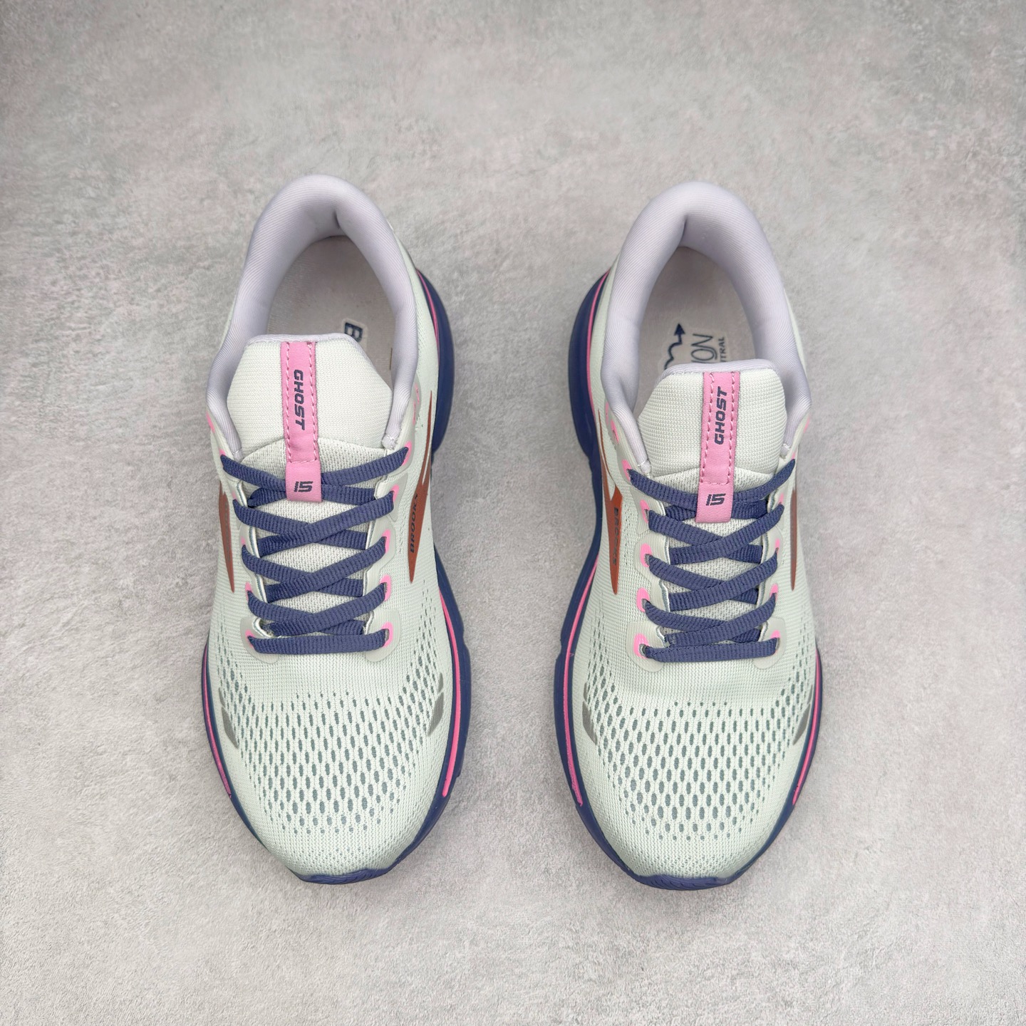 图片[2]-Brooks布鲁克斯 Ghost 15 马拉松舒适百搭防滑耐磨低帮跑步鞋 Brooks 四大跑鞋之一 百年品牌 跑鞋从外形上基本就能判断这是一款速度跑鞋 简洁干练的外形结构和极强的运动流线型看着非常有速度感 上脚的第一感觉是非常轻 美码9码的鞋单只206g不到 从个人偏好来说 200g左右的竞速鞋最具安全感 鞋面采用单层网布 很薄 前掌使用了大量开放式网眼 排气直接快速 透气性上乘 鞋舌也是轻量化设计 仅为一层麂皮 和脚背完美贴合 鞋舌中央有个防偏穿孔 从实际穿着来看 通常鞋舌都是外偏 如果是防偏穿孔位于中心 防偏效果其实并不十分有效 如果采用趋外侧的偏心设计更有效 鞋帮泡棉填充量不大 但非常紧凑 贴合舒适 包裹稳固 内置硬质TPU保证必要的稳定性 跑鞋中底采用的是DNA FLASH科技材料 DNA FLASH中底科技 是Brooks第一款将氮气注入中底的创新科技 主要原理是借助“超临界流体”发泡技术 将液态氮稳定的转化为气态氮 并使其均匀地形成无数紧密贴合的密闭式气囊结构 尺码：36 36.5 37.5 38 38.5 39 40 40.5 41 42 42.5 43 44 44.5 45 46-选品中心