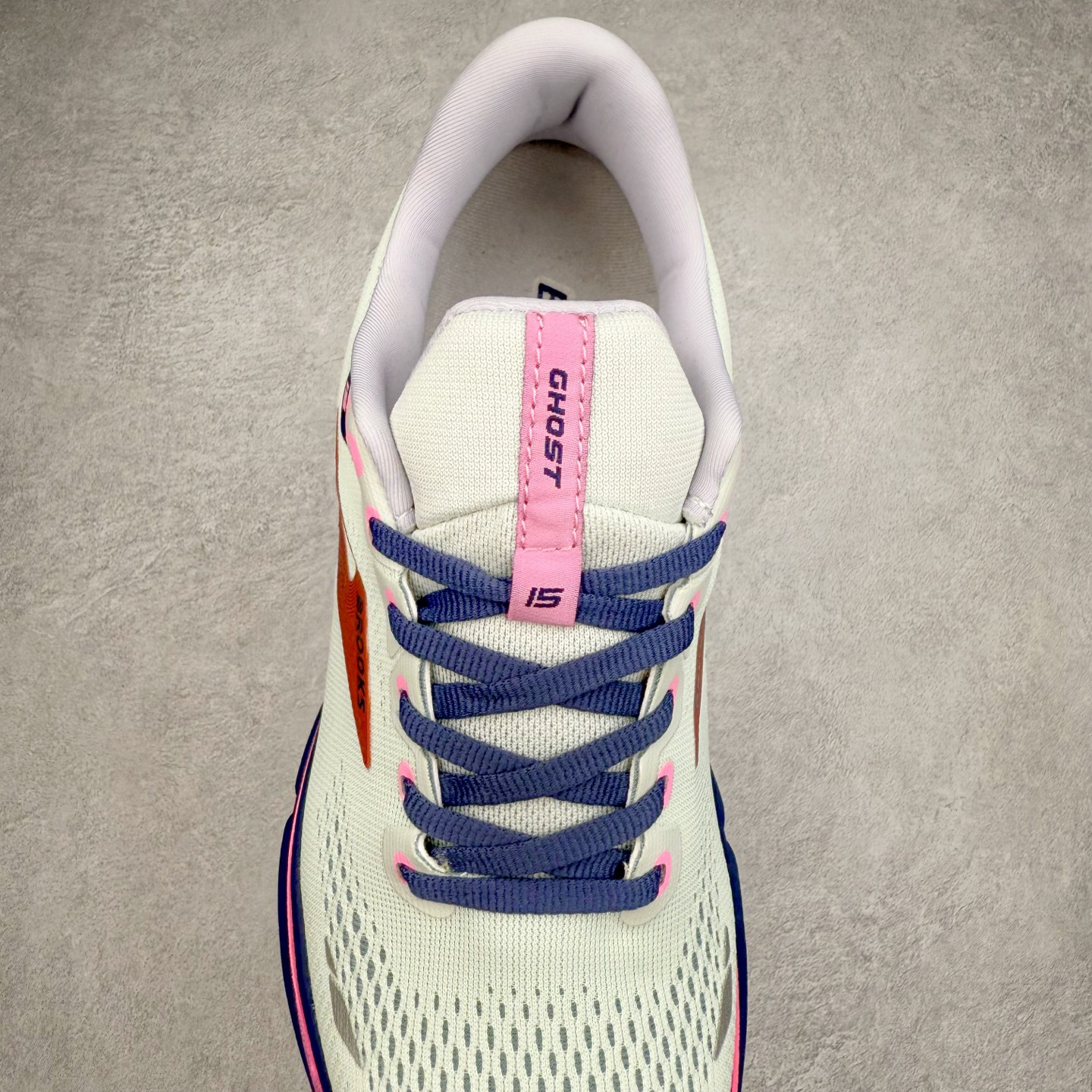 图片[5]-Brooks布鲁克斯 Ghost 15 马拉松舒适百搭防滑耐磨低帮跑步鞋 Brooks 四大跑鞋之一 百年品牌 跑鞋从外形上基本就能判断这是一款速度跑鞋 简洁干练的外形结构和极强的运动流线型看着非常有速度感 上脚的第一感觉是非常轻 美码9码的鞋单只206g不到 从个人偏好来说 200g左右的竞速鞋最具安全感 鞋面采用单层网布 很薄 前掌使用了大量开放式网眼 排气直接快速 透气性上乘 鞋舌也是轻量化设计 仅为一层麂皮 和脚背完美贴合 鞋舌中央有个防偏穿孔 从实际穿着来看 通常鞋舌都是外偏 如果是防偏穿孔位于中心 防偏效果其实并不十分有效 如果采用趋外侧的偏心设计更有效 鞋帮泡棉填充量不大 但非常紧凑 贴合舒适 包裹稳固 内置硬质TPU保证必要的稳定性 跑鞋中底采用的是DNA FLASH科技材料 DNA FLASH中底科技 是Brooks第一款将氮气注入中底的创新科技 主要原理是借助“超临界流体”发泡技术 将液态氮稳定的转化为气态氮 并使其均匀地形成无数紧密贴合的密闭式气囊结构 尺码：36 36.5 37.5 38 38.5 39 40 40.5 41 42 42.5 43 44 44.5 45 46-选品中心