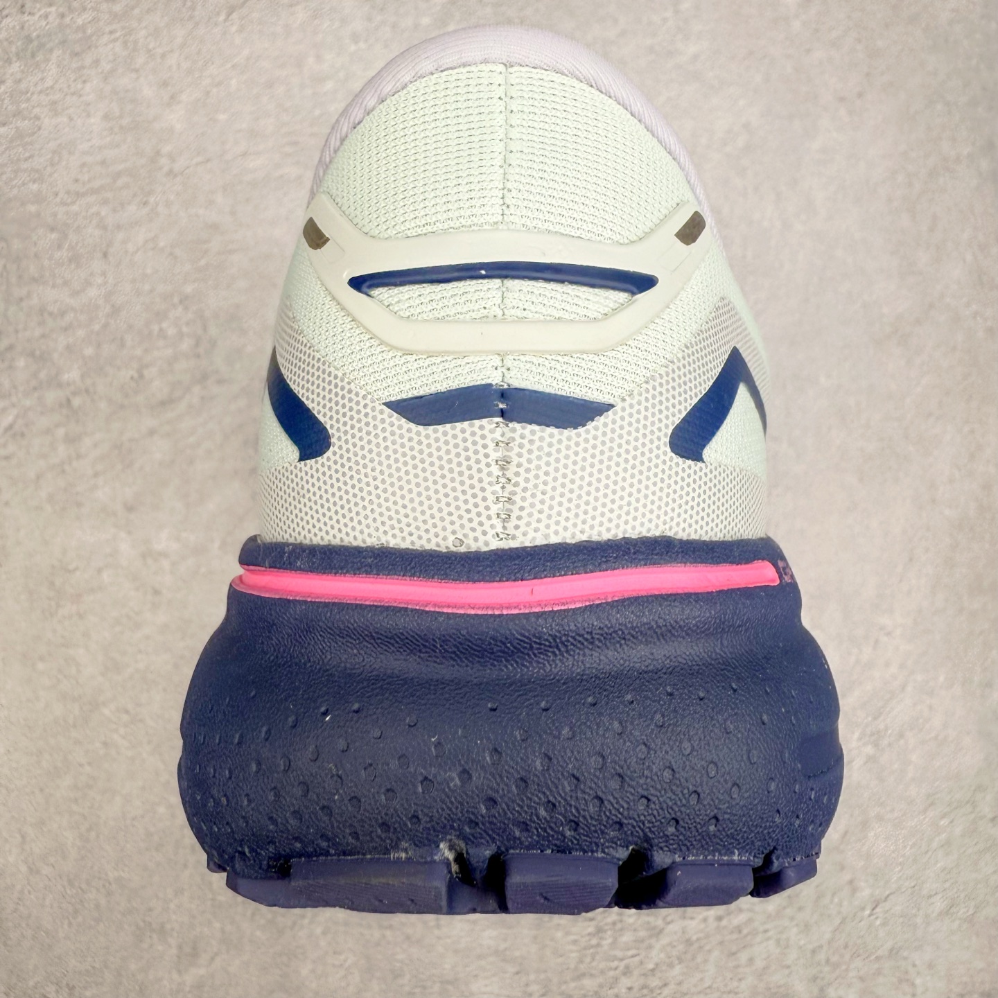 图片[8]-Brooks布鲁克斯 Ghost 15 马拉松舒适百搭防滑耐磨低帮跑步鞋 Brooks 四大跑鞋之一 百年品牌 跑鞋从外形上基本就能判断这是一款速度跑鞋 简洁干练的外形结构和极强的运动流线型看着非常有速度感 上脚的第一感觉是非常轻 美码9码的鞋单只206g不到 从个人偏好来说 200g左右的竞速鞋最具安全感 鞋面采用单层网布 很薄 前掌使用了大量开放式网眼 排气直接快速 透气性上乘 鞋舌也是轻量化设计 仅为一层麂皮 和脚背完美贴合 鞋舌中央有个防偏穿孔 从实际穿着来看 通常鞋舌都是外偏 如果是防偏穿孔位于中心 防偏效果其实并不十分有效 如果采用趋外侧的偏心设计更有效 鞋帮泡棉填充量不大 但非常紧凑 贴合舒适 包裹稳固 内置硬质TPU保证必要的稳定性 跑鞋中底采用的是DNA FLASH科技材料 DNA FLASH中底科技 是Brooks第一款将氮气注入中底的创新科技 主要原理是借助“超临界流体”发泡技术 将液态氮稳定的转化为气态氮 并使其均匀地形成无数紧密贴合的密闭式气囊结构 尺码：36 36.5 37.5 38 38.5 39 40 40.5 41 42 42.5 43 44 44.5 45 46-选品中心