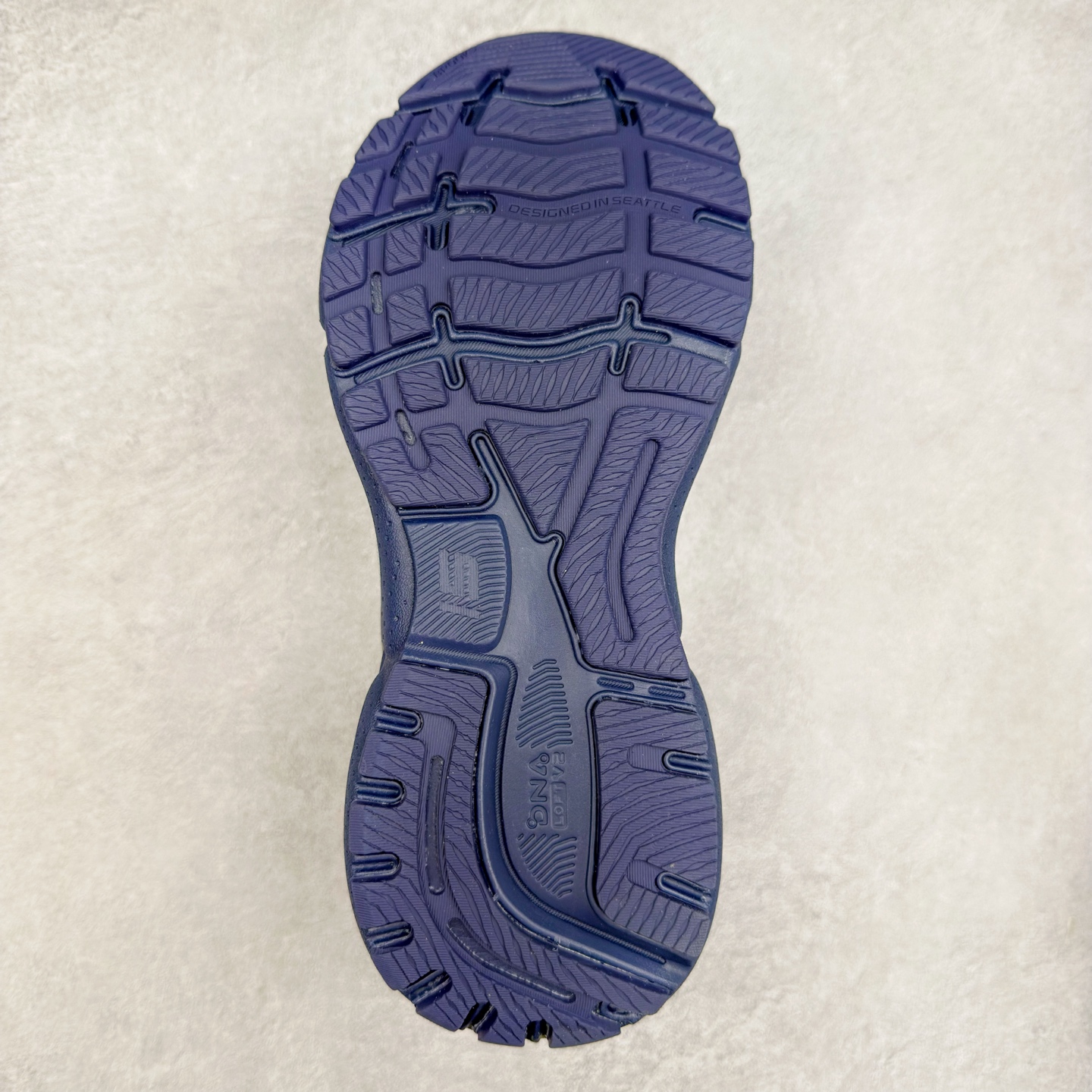 图片[9]-Brooks布鲁克斯 Ghost 15 马拉松舒适百搭防滑耐磨低帮跑步鞋 Brooks 四大跑鞋之一 百年品牌 跑鞋从外形上基本就能判断这是一款速度跑鞋 简洁干练的外形结构和极强的运动流线型看着非常有速度感 上脚的第一感觉是非常轻 美码9码的鞋单只206g不到 从个人偏好来说 200g左右的竞速鞋最具安全感 鞋面采用单层网布 很薄 前掌使用了大量开放式网眼 排气直接快速 透气性上乘 鞋舌也是轻量化设计 仅为一层麂皮 和脚背完美贴合 鞋舌中央有个防偏穿孔 从实际穿着来看 通常鞋舌都是外偏 如果是防偏穿孔位于中心 防偏效果其实并不十分有效 如果采用趋外侧的偏心设计更有效 鞋帮泡棉填充量不大 但非常紧凑 贴合舒适 包裹稳固 内置硬质TPU保证必要的稳定性 跑鞋中底采用的是DNA FLASH科技材料 DNA FLASH中底科技 是Brooks第一款将氮气注入中底的创新科技 主要原理是借助“超临界流体”发泡技术 将液态氮稳定的转化为气态氮 并使其均匀地形成无数紧密贴合的密闭式气囊结构 尺码：36 36.5 37.5 38 38.5 39 40 40.5 41 42 42.5 43 44 44.5 45 46-选品中心