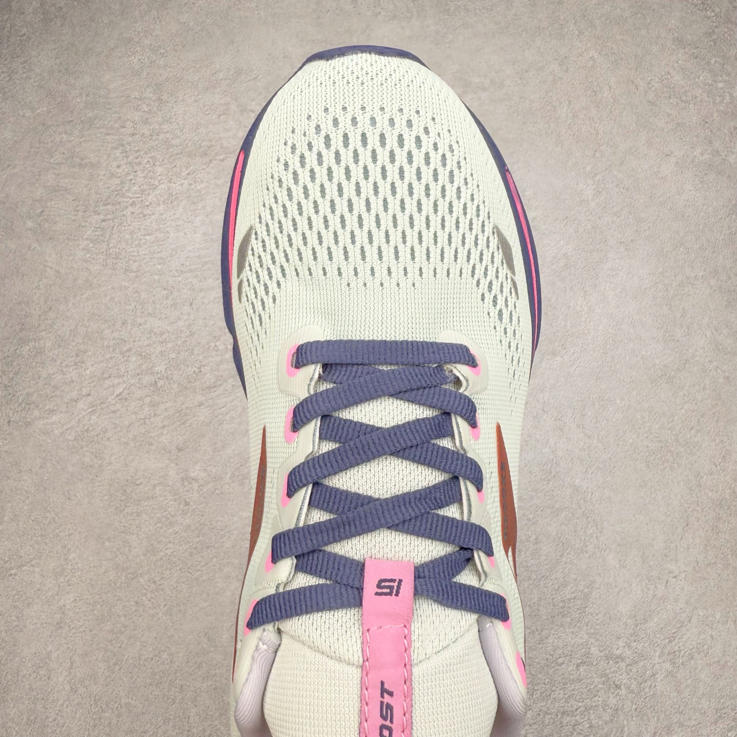 图片[4]-Brooks布鲁克斯 Ghost 15 马拉松舒适百搭防滑耐磨低帮跑步鞋 Brooks 四大跑鞋之一 百年品牌 跑鞋从外形上基本就能判断这是一款速度跑鞋 简洁干练的外形结构和极强的运动流线型看着非常有速度感 上脚的第一感觉是非常轻 美码9码的鞋单只206g不到 从个人偏好来说 200g左右的竞速鞋最具安全感 鞋面采用单层网布 很薄 前掌使用了大量开放式网眼 排气直接快速 透气性上乘 鞋舌也是轻量化设计 仅为一层麂皮 和脚背完美贴合 鞋舌中央有个防偏穿孔 从实际穿着来看 通常鞋舌都是外偏 如果是防偏穿孔位于中心 防偏效果其实并不十分有效 如果采用趋外侧的偏心设计更有效 鞋帮泡棉填充量不大 但非常紧凑 贴合舒适 包裹稳固 内置硬质TPU保证必要的稳定性 跑鞋中底采用的是DNA FLASH科技材料 DNA FLASH中底科技 是Brooks第一款将氮气注入中底的创新科技 主要原理是借助“超临界流体”发泡技术 将液态氮稳定的转化为气态氮 并使其均匀地形成无数紧密贴合的密闭式气囊结构 尺码：36 36.5 37.5 38 38.5 39 40 40.5 41 42 42.5 43 44 44.5 45 46-选品中心