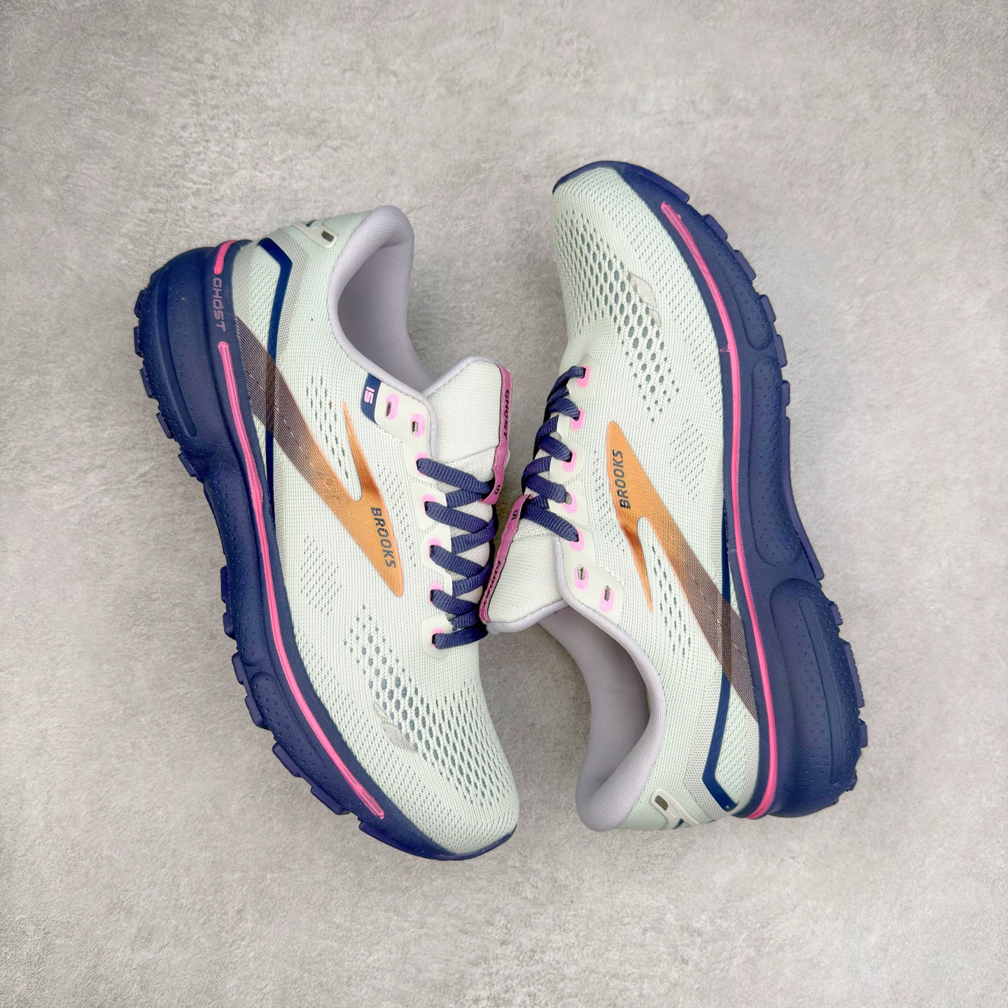 图片[3]-Brooks布鲁克斯 Ghost 15 马拉松舒适百搭防滑耐磨低帮跑步鞋 Brooks 四大跑鞋之一 百年品牌 跑鞋从外形上基本就能判断这是一款速度跑鞋 简洁干练的外形结构和极强的运动流线型看着非常有速度感 上脚的第一感觉是非常轻 美码9码的鞋单只206g不到 从个人偏好来说 200g左右的竞速鞋最具安全感 鞋面采用单层网布 很薄 前掌使用了大量开放式网眼 排气直接快速 透气性上乘 鞋舌也是轻量化设计 仅为一层麂皮 和脚背完美贴合 鞋舌中央有个防偏穿孔 从实际穿着来看 通常鞋舌都是外偏 如果是防偏穿孔位于中心 防偏效果其实并不十分有效 如果采用趋外侧的偏心设计更有效 鞋帮泡棉填充量不大 但非常紧凑 贴合舒适 包裹稳固 内置硬质TPU保证必要的稳定性 跑鞋中底采用的是DNA FLASH科技材料 DNA FLASH中底科技 是Brooks第一款将氮气注入中底的创新科技 主要原理是借助“超临界流体”发泡技术 将液态氮稳定的转化为气态氮 并使其均匀地形成无数紧密贴合的密闭式气囊结构 尺码：36 36.5 37.5 38 38.5 39 40 40.5 41 42 42.5 43 44 44.5 45 46-选品中心