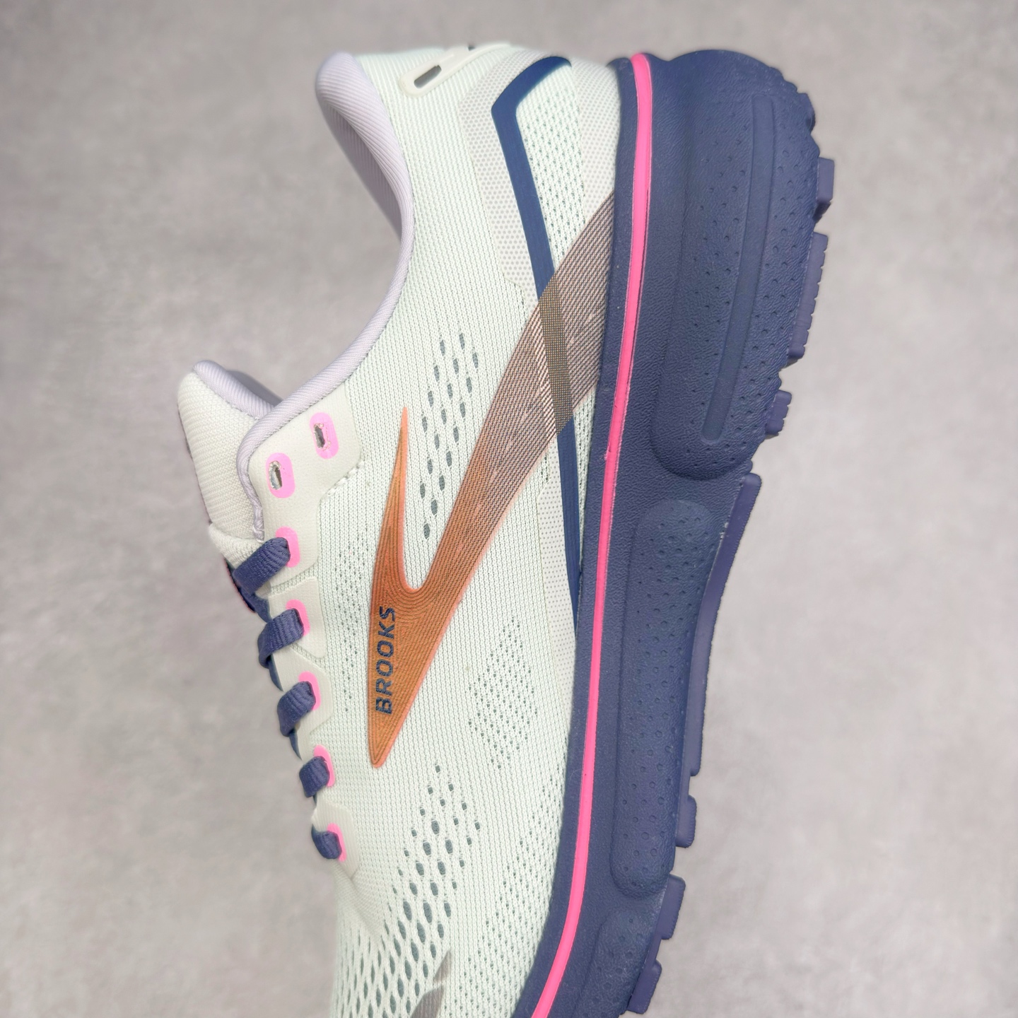 图片[7]-Brooks布鲁克斯 Ghost 15 马拉松舒适百搭防滑耐磨低帮跑步鞋 Brooks 四大跑鞋之一 百年品牌 跑鞋从外形上基本就能判断这是一款速度跑鞋 简洁干练的外形结构和极强的运动流线型看着非常有速度感 上脚的第一感觉是非常轻 美码9码的鞋单只206g不到 从个人偏好来说 200g左右的竞速鞋最具安全感 鞋面采用单层网布 很薄 前掌使用了大量开放式网眼 排气直接快速 透气性上乘 鞋舌也是轻量化设计 仅为一层麂皮 和脚背完美贴合 鞋舌中央有个防偏穿孔 从实际穿着来看 通常鞋舌都是外偏 如果是防偏穿孔位于中心 防偏效果其实并不十分有效 如果采用趋外侧的偏心设计更有效 鞋帮泡棉填充量不大 但非常紧凑 贴合舒适 包裹稳固 内置硬质TPU保证必要的稳定性 跑鞋中底采用的是DNA FLASH科技材料 DNA FLASH中底科技 是Brooks第一款将氮气注入中底的创新科技 主要原理是借助“超临界流体”发泡技术 将液态氮稳定的转化为气态氮 并使其均匀地形成无数紧密贴合的密闭式气囊结构 尺码：36 36.5 37.5 38 38.5 39 40 40.5 41 42 42.5 43 44 44.5 45 46-选品中心