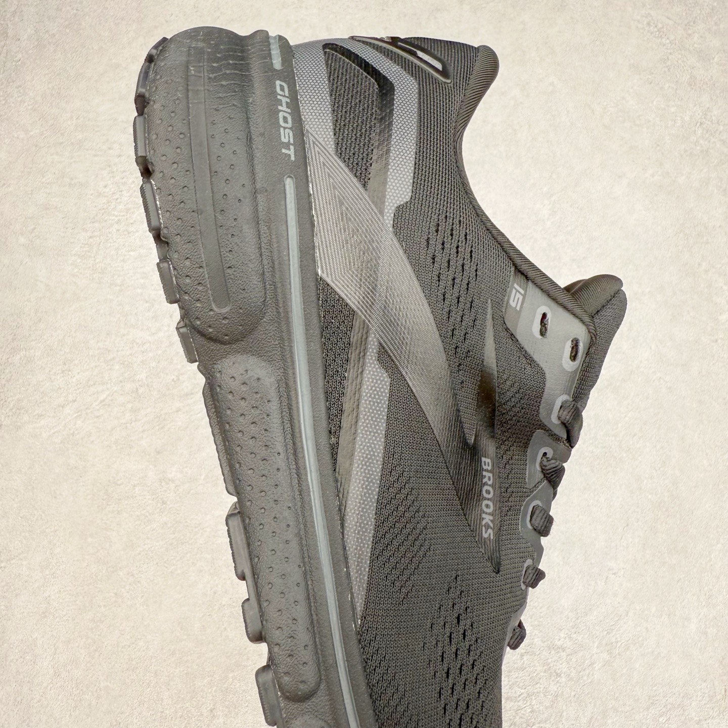 图片[6]-Brooks布鲁克斯 Ghost 15 马拉松舒适百搭防滑耐磨低帮跑步鞋 Brooks 四大跑鞋之一 百年品牌 跑鞋从外形上基本就能判断这是一款速度跑鞋 简洁干练的外形结构和极强的运动流线型看着非常有速度感 上脚的第一感觉是非常轻 美码9码的鞋单只206g不到 从个人偏好来说 200g左右的竞速鞋最具安全感 鞋面采用单层网布 很薄 前掌使用了大量开放式网眼 排气直接快速 透气性上乘 鞋舌也是轻量化设计 仅为一层麂皮 和脚背完美贴合 鞋舌中央有个防偏穿孔 从实际穿着来看 通常鞋舌都是外偏 如果是防偏穿孔位于中心 防偏效果其实并不十分有效 如果采用趋外侧的偏心设计更有效 鞋帮泡棉填充量不大 但非常紧凑 贴合舒适 包裹稳固 内置硬质TPU保证必要的稳定性 跑鞋中底采用的是DNA FLASH科技材料 DNA FLASH中底科技 是Brooks第一款将氮气注入中底的创新科技 主要原理是借助“超临界流体”发泡技术 将液态氮稳定的转化为气态氮 并使其均匀地形成无数紧密贴合的密闭式气囊结构 尺码：36 36.5 37.5 38 38.5 39 40 40.5 41 42 42.5 43 44 44.5 45 46-选品中心