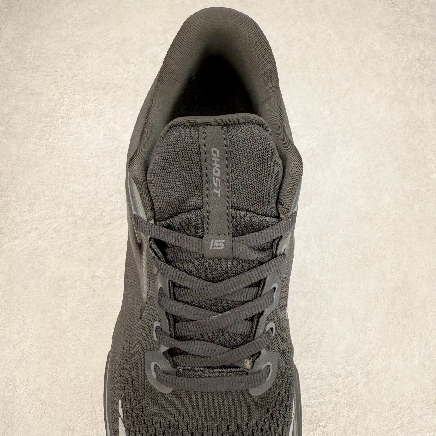 图片[5]-Brooks布鲁克斯 Ghost 15 马拉松舒适百搭防滑耐磨低帮跑步鞋 Brooks 四大跑鞋之一 百年品牌 跑鞋从外形上基本就能判断这是一款速度跑鞋 简洁干练的外形结构和极强的运动流线型看着非常有速度感 上脚的第一感觉是非常轻 美码9码的鞋单只206g不到 从个人偏好来说 200g左右的竞速鞋最具安全感 鞋面采用单层网布 很薄 前掌使用了大量开放式网眼 排气直接快速 透气性上乘 鞋舌也是轻量化设计 仅为一层麂皮 和脚背完美贴合 鞋舌中央有个防偏穿孔 从实际穿着来看 通常鞋舌都是外偏 如果是防偏穿孔位于中心 防偏效果其实并不十分有效 如果采用趋外侧的偏心设计更有效 鞋帮泡棉填充量不大 但非常紧凑 贴合舒适 包裹稳固 内置硬质TPU保证必要的稳定性 跑鞋中底采用的是DNA FLASH科技材料 DNA FLASH中底科技 是Brooks第一款将氮气注入中底的创新科技 主要原理是借助“超临界流体”发泡技术 将液态氮稳定的转化为气态氮 并使其均匀地形成无数紧密贴合的密闭式气囊结构 尺码：36 36.5 37.5 38 38.5 39 40 40.5 41 42 42.5 43 44 44.5 45 46-选品中心