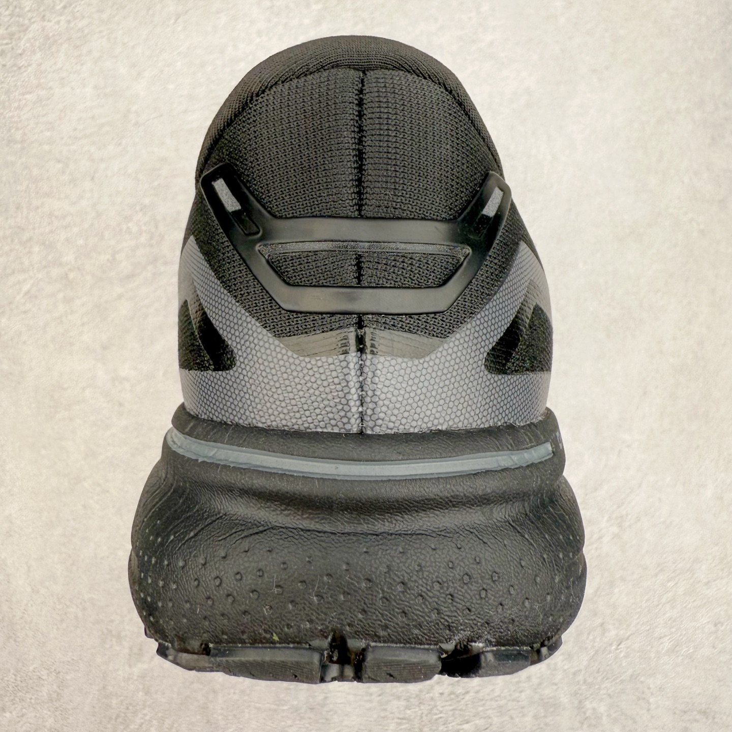 图片[8]-Brooks布鲁克斯 Ghost 15 马拉松舒适百搭防滑耐磨低帮跑步鞋 Brooks 四大跑鞋之一 百年品牌 跑鞋从外形上基本就能判断这是一款速度跑鞋 简洁干练的外形结构和极强的运动流线型看着非常有速度感 上脚的第一感觉是非常轻 美码9码的鞋单只206g不到 从个人偏好来说 200g左右的竞速鞋最具安全感 鞋面采用单层网布 很薄 前掌使用了大量开放式网眼 排气直接快速 透气性上乘 鞋舌也是轻量化设计 仅为一层麂皮 和脚背完美贴合 鞋舌中央有个防偏穿孔 从实际穿着来看 通常鞋舌都是外偏 如果是防偏穿孔位于中心 防偏效果其实并不十分有效 如果采用趋外侧的偏心设计更有效 鞋帮泡棉填充量不大 但非常紧凑 贴合舒适 包裹稳固 内置硬质TPU保证必要的稳定性 跑鞋中底采用的是DNA FLASH科技材料 DNA FLASH中底科技 是Brooks第一款将氮气注入中底的创新科技 主要原理是借助“超临界流体”发泡技术 将液态氮稳定的转化为气态氮 并使其均匀地形成无数紧密贴合的密闭式气囊结构 尺码：36 36.5 37.5 38 38.5 39 40 40.5 41 42 42.5 43 44 44.5 45 46-选品中心