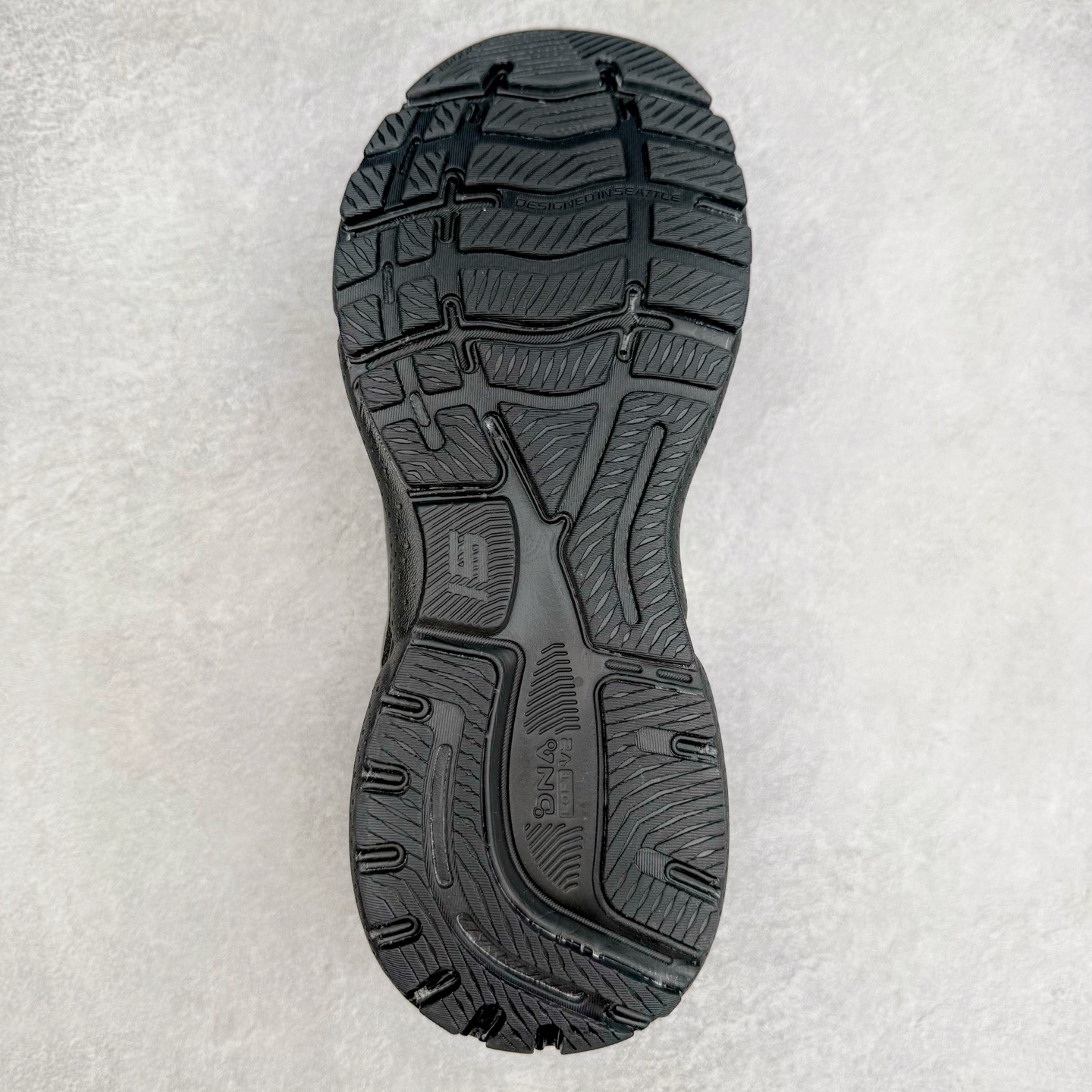 图片[9]-Brooks布鲁克斯 Ghost 15 马拉松舒适百搭防滑耐磨低帮跑步鞋 Brooks 四大跑鞋之一 百年品牌 跑鞋从外形上基本就能判断这是一款速度跑鞋 简洁干练的外形结构和极强的运动流线型看着非常有速度感 上脚的第一感觉是非常轻 美码9码的鞋单只206g不到 从个人偏好来说 200g左右的竞速鞋最具安全感 鞋面采用单层网布 很薄 前掌使用了大量开放式网眼 排气直接快速 透气性上乘 鞋舌也是轻量化设计 仅为一层麂皮 和脚背完美贴合 鞋舌中央有个防偏穿孔 从实际穿着来看 通常鞋舌都是外偏 如果是防偏穿孔位于中心 防偏效果其实并不十分有效 如果采用趋外侧的偏心设计更有效 鞋帮泡棉填充量不大 但非常紧凑 贴合舒适 包裹稳固 内置硬质TPU保证必要的稳定性 跑鞋中底采用的是DNA FLASH科技材料 DNA FLASH中底科技 是Brooks第一款将氮气注入中底的创新科技 主要原理是借助“超临界流体”发泡技术 将液态氮稳定的转化为气态氮 并使其均匀地形成无数紧密贴合的密闭式气囊结构 尺码：36 36.5 37.5 38 38.5 39 40 40.5 41 42 42.5 43 44 44.5 45 46-选品中心