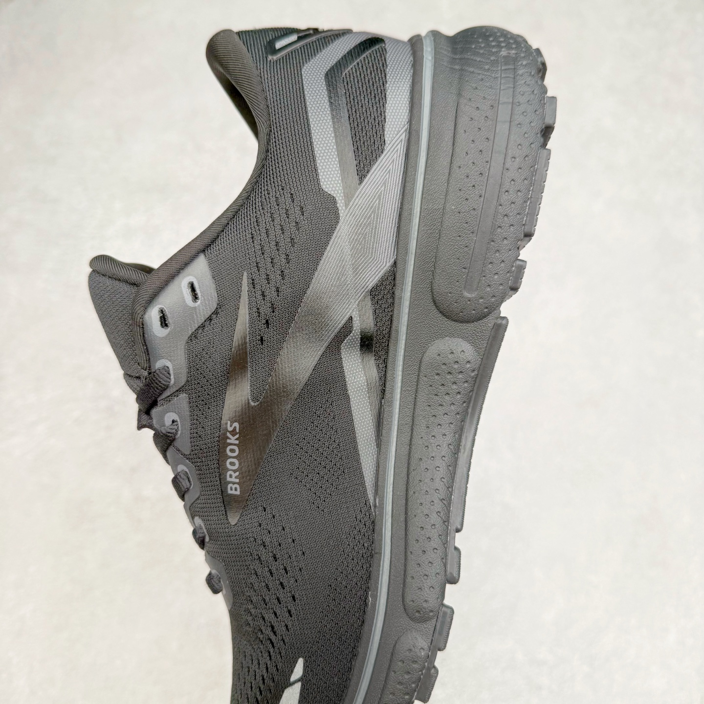 图片[7]-Brooks布鲁克斯 Ghost 15 马拉松舒适百搭防滑耐磨低帮跑步鞋 Brooks 四大跑鞋之一 百年品牌 跑鞋从外形上基本就能判断这是一款速度跑鞋 简洁干练的外形结构和极强的运动流线型看着非常有速度感 上脚的第一感觉是非常轻 美码9码的鞋单只206g不到 从个人偏好来说 200g左右的竞速鞋最具安全感 鞋面采用单层网布 很薄 前掌使用了大量开放式网眼 排气直接快速 透气性上乘 鞋舌也是轻量化设计 仅为一层麂皮 和脚背完美贴合 鞋舌中央有个防偏穿孔 从实际穿着来看 通常鞋舌都是外偏 如果是防偏穿孔位于中心 防偏效果其实并不十分有效 如果采用趋外侧的偏心设计更有效 鞋帮泡棉填充量不大 但非常紧凑 贴合舒适 包裹稳固 内置硬质TPU保证必要的稳定性 跑鞋中底采用的是DNA FLASH科技材料 DNA FLASH中底科技 是Brooks第一款将氮气注入中底的创新科技 主要原理是借助“超临界流体”发泡技术 将液态氮稳定的转化为气态氮 并使其均匀地形成无数紧密贴合的密闭式气囊结构 尺码：36 36.5 37.5 38 38.5 39 40 40.5 41 42 42.5 43 44 44.5 45 46-选品中心