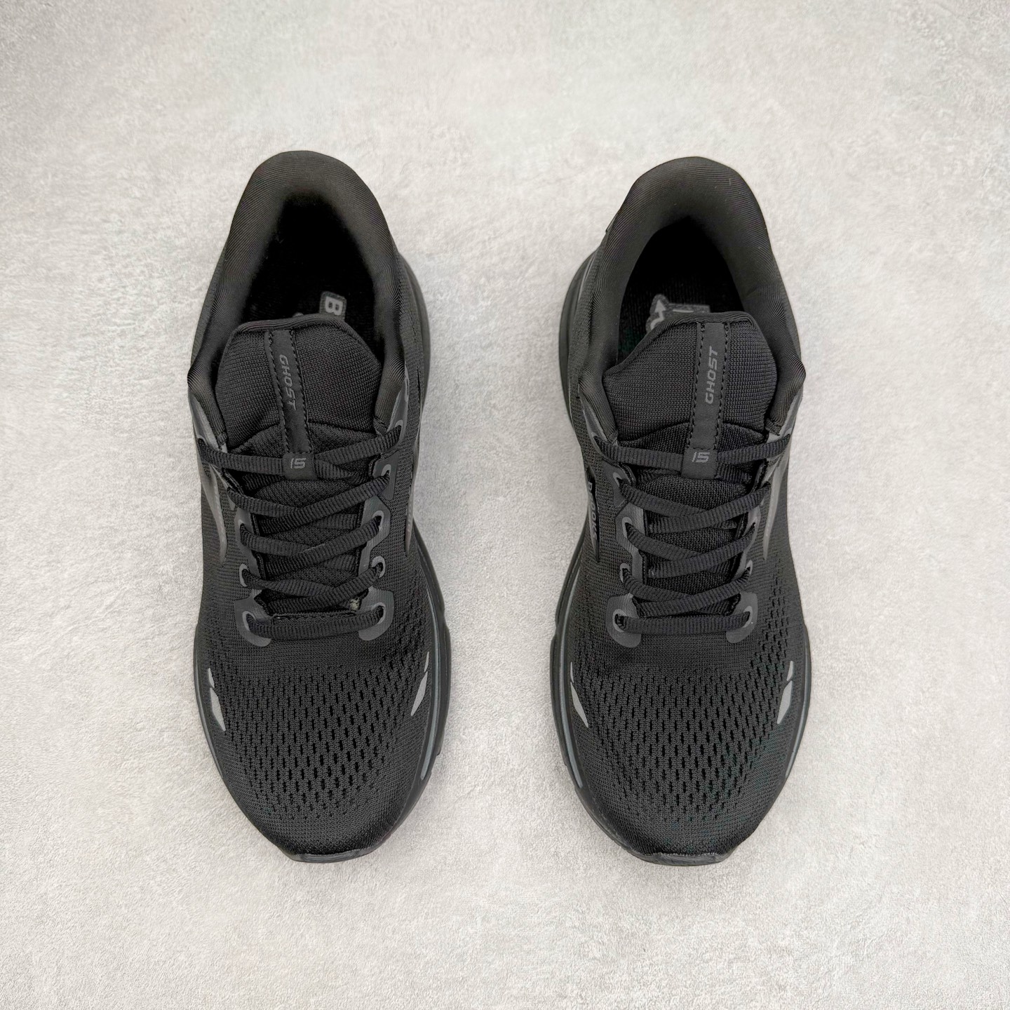 图片[2]-Brooks布鲁克斯 Ghost 15 马拉松舒适百搭防滑耐磨低帮跑步鞋 Brooks 四大跑鞋之一 百年品牌 跑鞋从外形上基本就能判断这是一款速度跑鞋 简洁干练的外形结构和极强的运动流线型看着非常有速度感 上脚的第一感觉是非常轻 美码9码的鞋单只206g不到 从个人偏好来说 200g左右的竞速鞋最具安全感 鞋面采用单层网布 很薄 前掌使用了大量开放式网眼 排气直接快速 透气性上乘 鞋舌也是轻量化设计 仅为一层麂皮 和脚背完美贴合 鞋舌中央有个防偏穿孔 从实际穿着来看 通常鞋舌都是外偏 如果是防偏穿孔位于中心 防偏效果其实并不十分有效 如果采用趋外侧的偏心设计更有效 鞋帮泡棉填充量不大 但非常紧凑 贴合舒适 包裹稳固 内置硬质TPU保证必要的稳定性 跑鞋中底采用的是DNA FLASH科技材料 DNA FLASH中底科技 是Brooks第一款将氮气注入中底的创新科技 主要原理是借助“超临界流体”发泡技术 将液态氮稳定的转化为气态氮 并使其均匀地形成无数紧密贴合的密闭式气囊结构 尺码：36 36.5 37.5 38 38.5 39 40 40.5 41 42 42.5 43 44 44.5 45 46-选品中心
