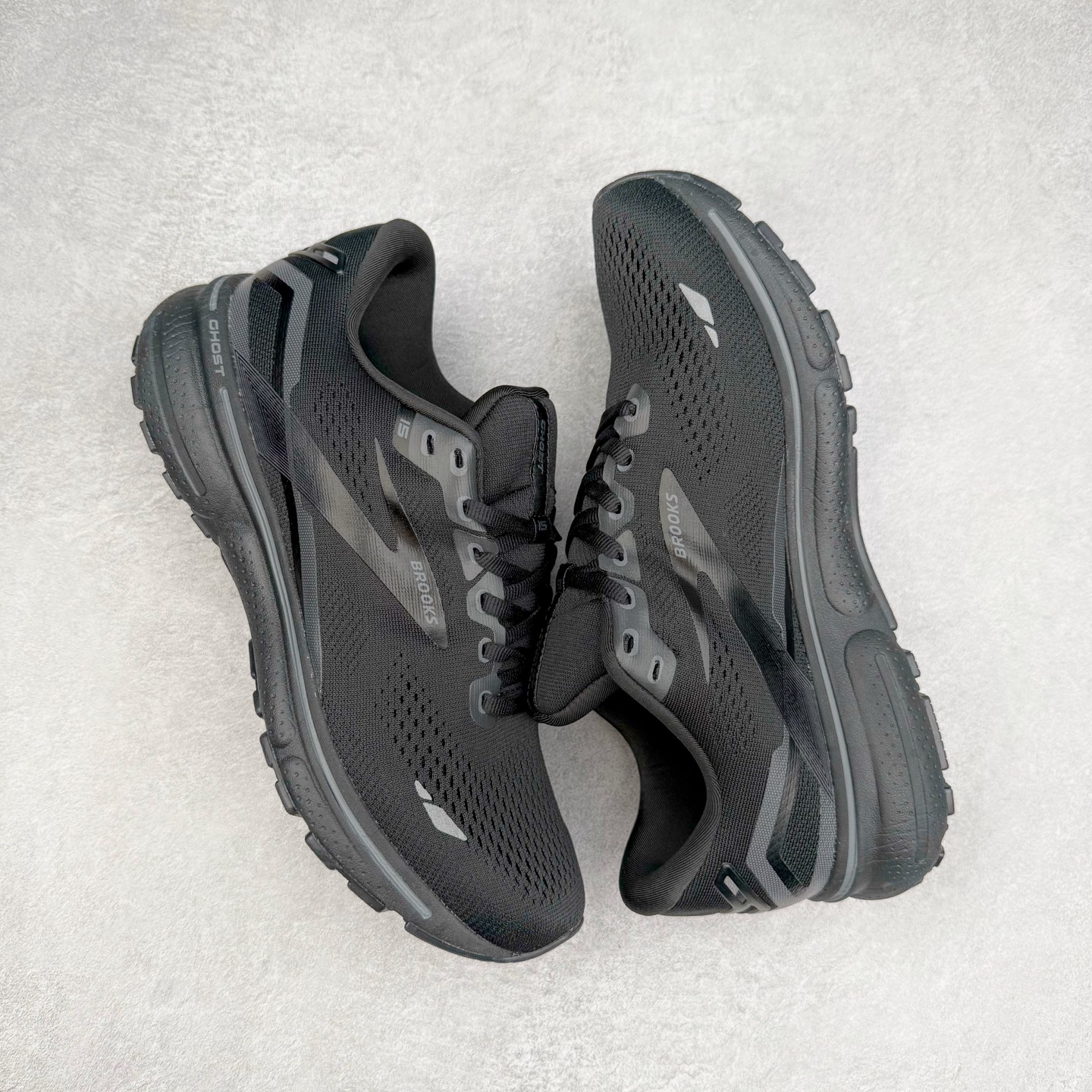 图片[3]-Brooks布鲁克斯 Ghost 15 马拉松舒适百搭防滑耐磨低帮跑步鞋 Brooks 四大跑鞋之一 百年品牌 跑鞋从外形上基本就能判断这是一款速度跑鞋 简洁干练的外形结构和极强的运动流线型看着非常有速度感 上脚的第一感觉是非常轻 美码9码的鞋单只206g不到 从个人偏好来说 200g左右的竞速鞋最具安全感 鞋面采用单层网布 很薄 前掌使用了大量开放式网眼 排气直接快速 透气性上乘 鞋舌也是轻量化设计 仅为一层麂皮 和脚背完美贴合 鞋舌中央有个防偏穿孔 从实际穿着来看 通常鞋舌都是外偏 如果是防偏穿孔位于中心 防偏效果其实并不十分有效 如果采用趋外侧的偏心设计更有效 鞋帮泡棉填充量不大 但非常紧凑 贴合舒适 包裹稳固 内置硬质TPU保证必要的稳定性 跑鞋中底采用的是DNA FLASH科技材料 DNA FLASH中底科技 是Brooks第一款将氮气注入中底的创新科技 主要原理是借助“超临界流体”发泡技术 将液态氮稳定的转化为气态氮 并使其均匀地形成无数紧密贴合的密闭式气囊结构 尺码：36 36.5 37.5 38 38.5 39 40 40.5 41 42 42.5 43 44 44.5 45 46-选品中心