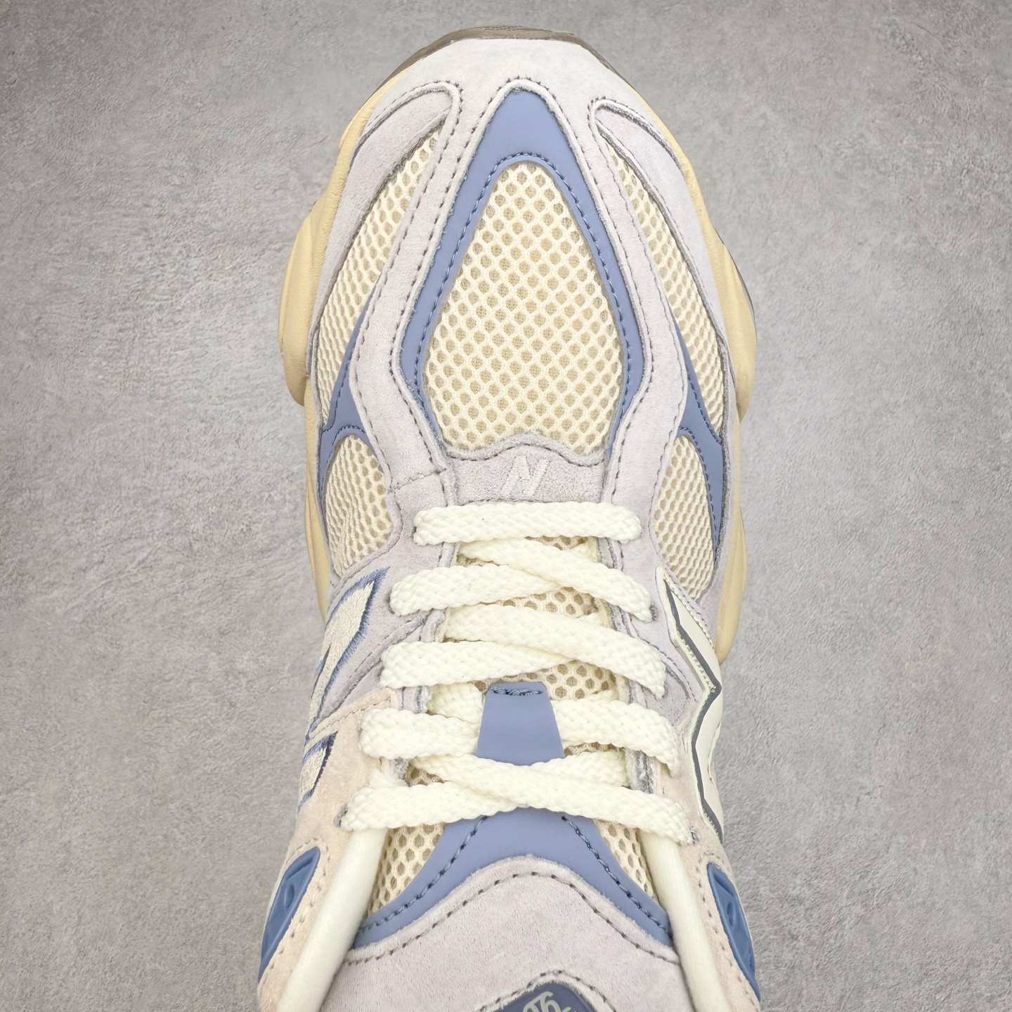 图片[4]-New Balance NB9060 复古运动鞋 新百伦又带来了新鞋型 并且是与芝加哥街头品牌 Joe Freshgoods 的联名款 鞋身主体采用了类似 990 系列的设计风格 与传统复古慢跑鞋区别不大 最大的变化就是鞋底部分 在传统设计的中底外层 增加了多个分区的模块 圆润的线条设计与我们熟悉的 New Balance 风格截然不同 但与同样充满弧形线条的鞋面搭配 看起来毫无违和感 尺码：36-45-选品中心