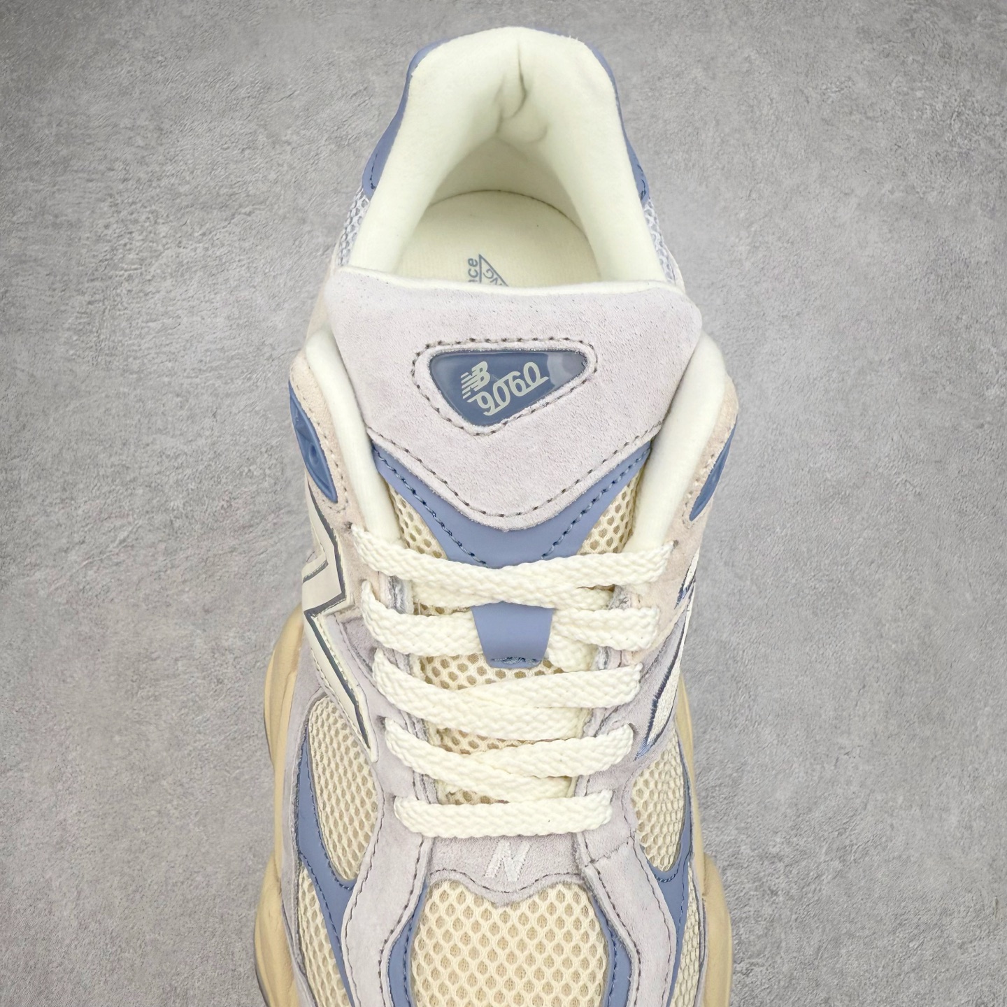 图片[5]-New Balance NB9060 复古运动鞋 新百伦又带来了新鞋型 并且是与芝加哥街头品牌 Joe Freshgoods 的联名款 鞋身主体采用了类似 990 系列的设计风格 与传统复古慢跑鞋区别不大 最大的变化就是鞋底部分 在传统设计的中底外层 增加了多个分区的模块 圆润的线条设计与我们熟悉的 New Balance 风格截然不同 但与同样充满弧形线条的鞋面搭配 看起来毫无违和感 尺码：36-45-选品中心