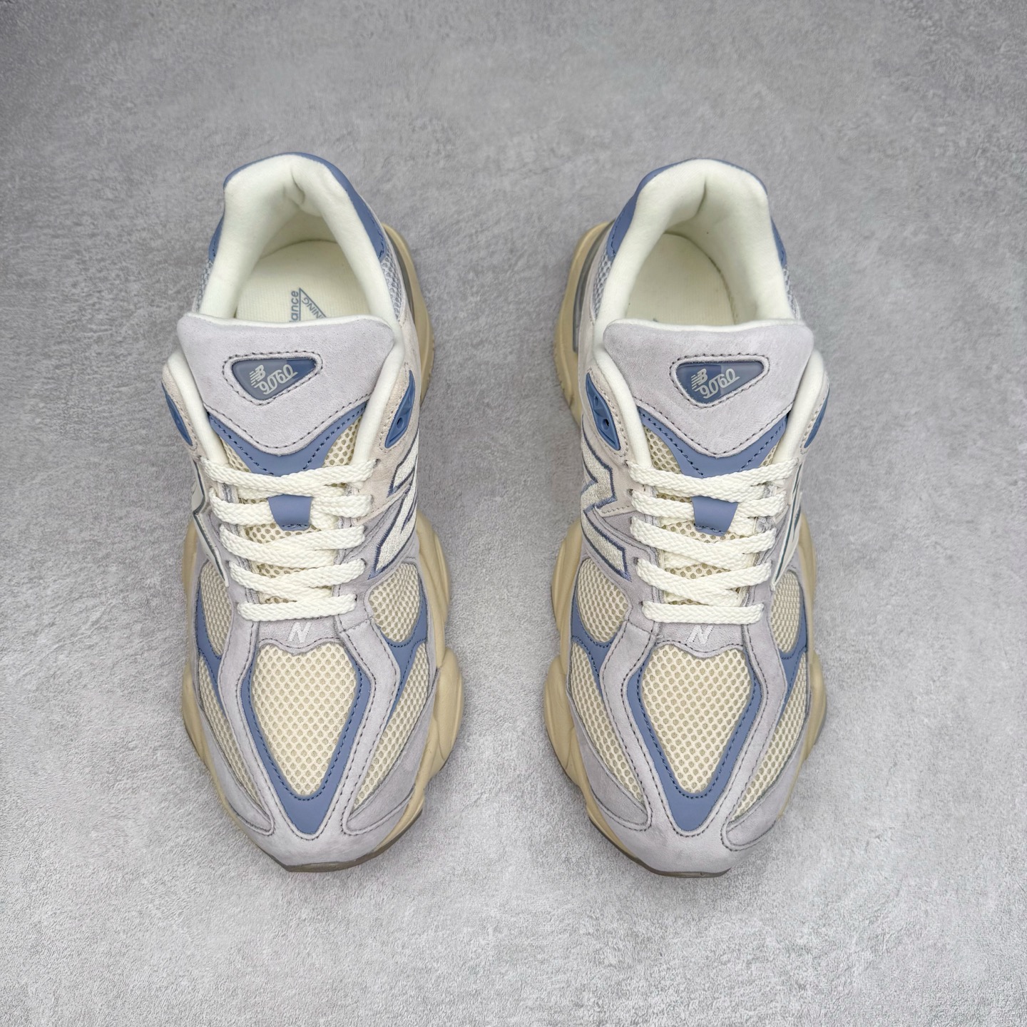 图片[2]-New Balance NB9060 复古运动鞋 新百伦又带来了新鞋型 并且是与芝加哥街头品牌 Joe Freshgoods 的联名款 鞋身主体采用了类似 990 系列的设计风格 与传统复古慢跑鞋区别不大 最大的变化就是鞋底部分 在传统设计的中底外层 增加了多个分区的模块 圆润的线条设计与我们熟悉的 New Balance 风格截然不同 但与同样充满弧形线条的鞋面搭配 看起来毫无违和感 尺码：36-45-选品中心