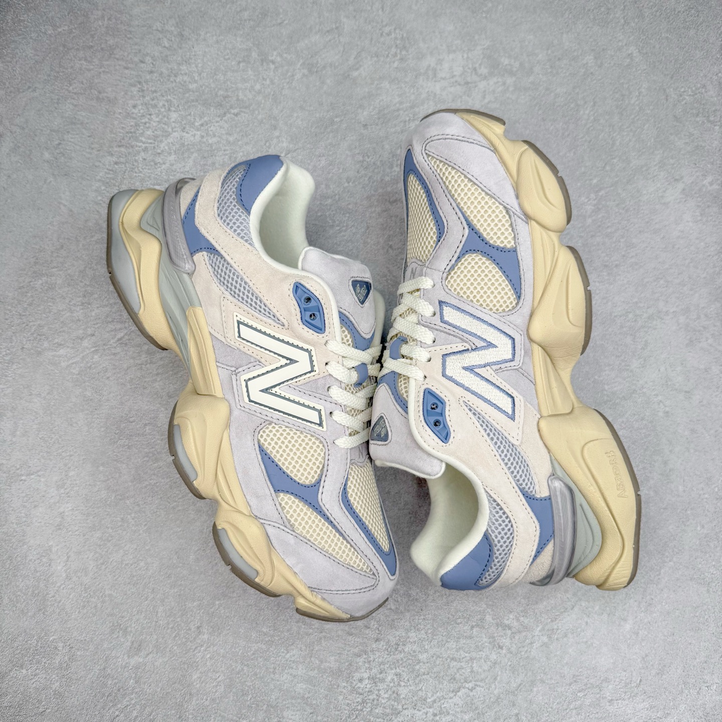图片[3]-New Balance NB9060 复古运动鞋 新百伦又带来了新鞋型 并且是与芝加哥街头品牌 Joe Freshgoods 的联名款 鞋身主体采用了类似 990 系列的设计风格 与传统复古慢跑鞋区别不大 最大的变化就是鞋底部分 在传统设计的中底外层 增加了多个分区的模块 圆润的线条设计与我们熟悉的 New Balance 风格截然不同 但与同样充满弧形线条的鞋面搭配 看起来毫无违和感 尺码：36-45-选品中心