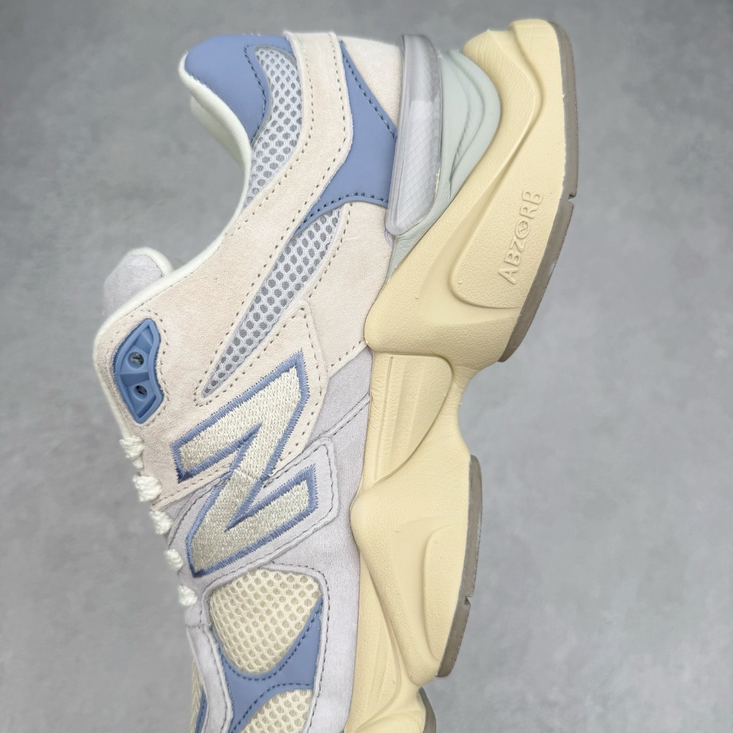 图片[7]-New Balance NB9060 复古运动鞋 新百伦又带来了新鞋型 并且是与芝加哥街头品牌 Joe Freshgoods 的联名款 鞋身主体采用了类似 990 系列的设计风格 与传统复古慢跑鞋区别不大 最大的变化就是鞋底部分 在传统设计的中底外层 增加了多个分区的模块 圆润的线条设计与我们熟悉的 New Balance 风格截然不同 但与同样充满弧形线条的鞋面搭配 看起来毫无违和感 尺码：36-45-选品中心