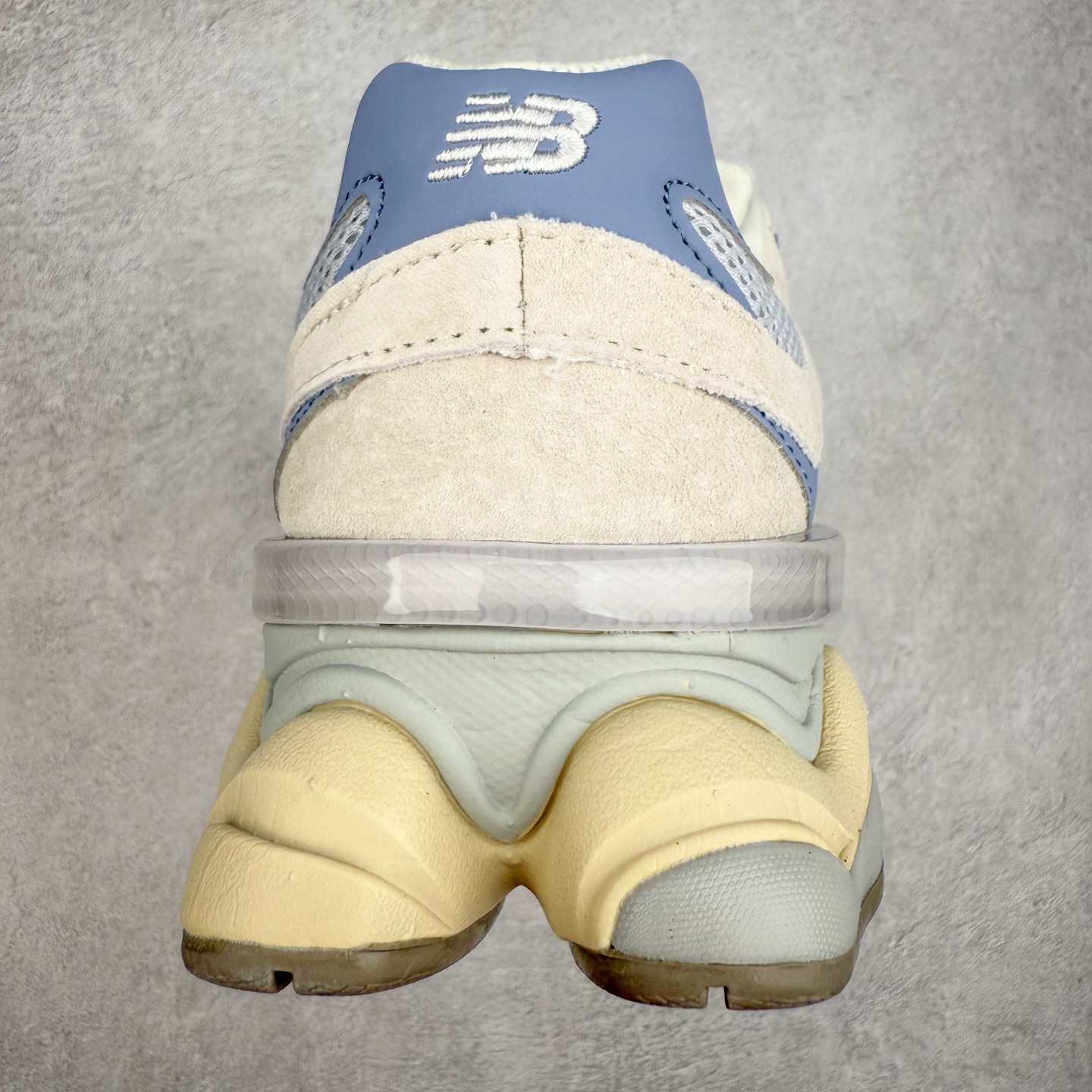 图片[8]-New Balance NB9060 复古运动鞋 新百伦又带来了新鞋型 并且是与芝加哥街头品牌 Joe Freshgoods 的联名款 鞋身主体采用了类似 990 系列的设计风格 与传统复古慢跑鞋区别不大 最大的变化就是鞋底部分 在传统设计的中底外层 增加了多个分区的模块 圆润的线条设计与我们熟悉的 New Balance 风格截然不同 但与同样充满弧形线条的鞋面搭配 看起来毫无违和感 尺码：36-45-选品中心