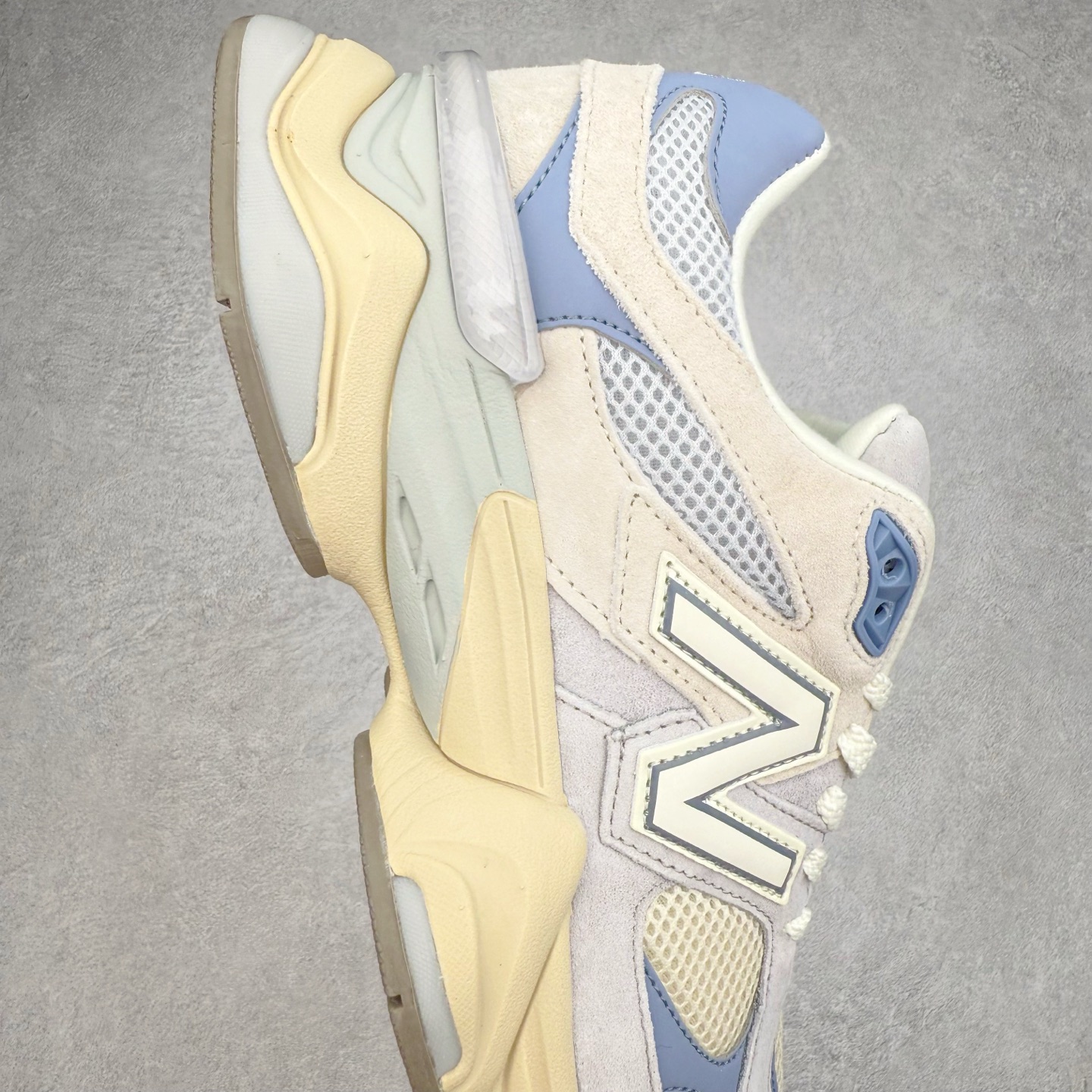 图片[6]-New Balance NB9060 复古运动鞋 新百伦又带来了新鞋型 并且是与芝加哥街头品牌 Joe Freshgoods 的联名款 鞋身主体采用了类似 990 系列的设计风格 与传统复古慢跑鞋区别不大 最大的变化就是鞋底部分 在传统设计的中底外层 增加了多个分区的模块 圆润的线条设计与我们熟悉的 New Balance 风格截然不同 但与同样充满弧形线条的鞋面搭配 看起来毫无违和感 尺码：36-45-选品中心