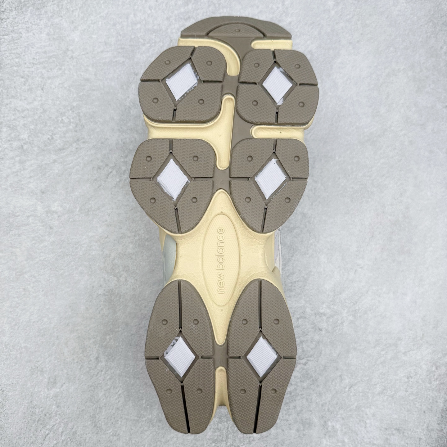 图片[9]-New Balance NB9060 复古运动鞋 新百伦又带来了新鞋型 并且是与芝加哥街头品牌 Joe Freshgoods 的联名款 鞋身主体采用了类似 990 系列的设计风格 与传统复古慢跑鞋区别不大 最大的变化就是鞋底部分 在传统设计的中底外层 增加了多个分区的模块 圆润的线条设计与我们熟悉的 New Balance 风格截然不同 但与同样充满弧形线条的鞋面搭配 看起来毫无违和感 尺码：36-45-选品中心