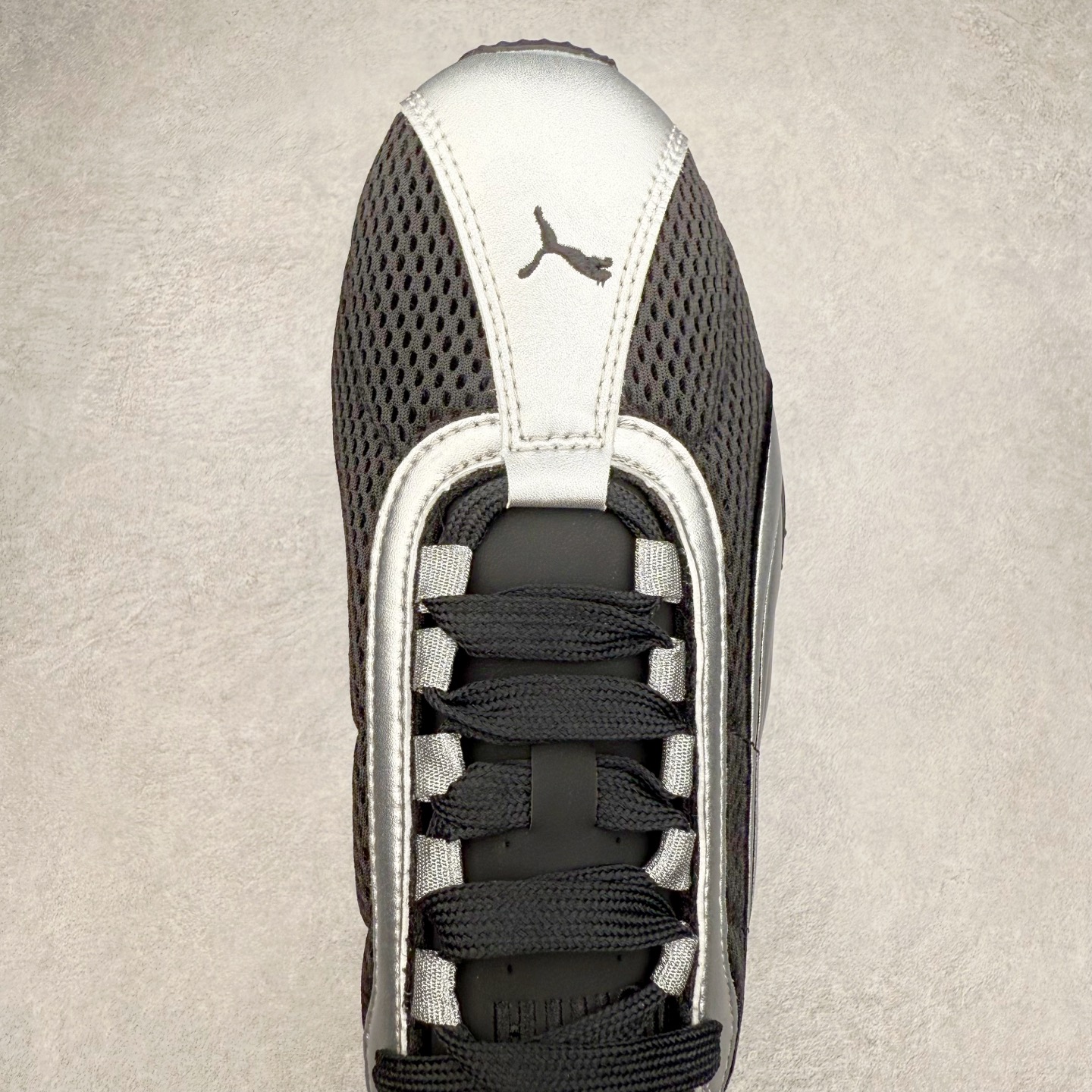 图片[4]-＃TG特价福利 PUMA Speedca OG 彪马极速赛车系列低帮德训风拼接复古百搭休闲运动赛车鞋 鞋款从80、90年代赛车手所穿的防火赛车鞋为原型，鞋身线条模仿了赛车的流线廓形，体现了空气动力学原理的结构。简约流畅的外观，恰好又和贯穿其中的Formstrip Logo融合恰到好处，视觉上细节丰富且协调。本次Speedcat OG鞋款归来，最大看点自然式保留了窄版鞋型以及薄底构造。这两年各品牌鞋底越做越厚，Speedcat反其道而行之，上脚几乎无鞋底的效果带来耳目一新的视觉体验。鞋面依旧是以质感细腻的麂皮材质打造，并且大面积近乎全包裹的使用，复古味道也愈发浓烈。配色上更是将最原始的黑色和红色带回，向F1赛车队的标志性队服致敬。相信让各位一眼种草的更多是出挑的大红色，上脚即可瞬间点亮整体造型，在以球鞋为核心的OOTD中脱颖而出。而另一款黑色则是低调的万金油，彰显新潮个性的同时又不喧宾夺主，也是热爱简约系穿搭朋友的首选。 尺码：35.5 36 37 37.5 38 38.5 39 40 40.5 41 42 42.5 43 44 44.5 45-选品中心