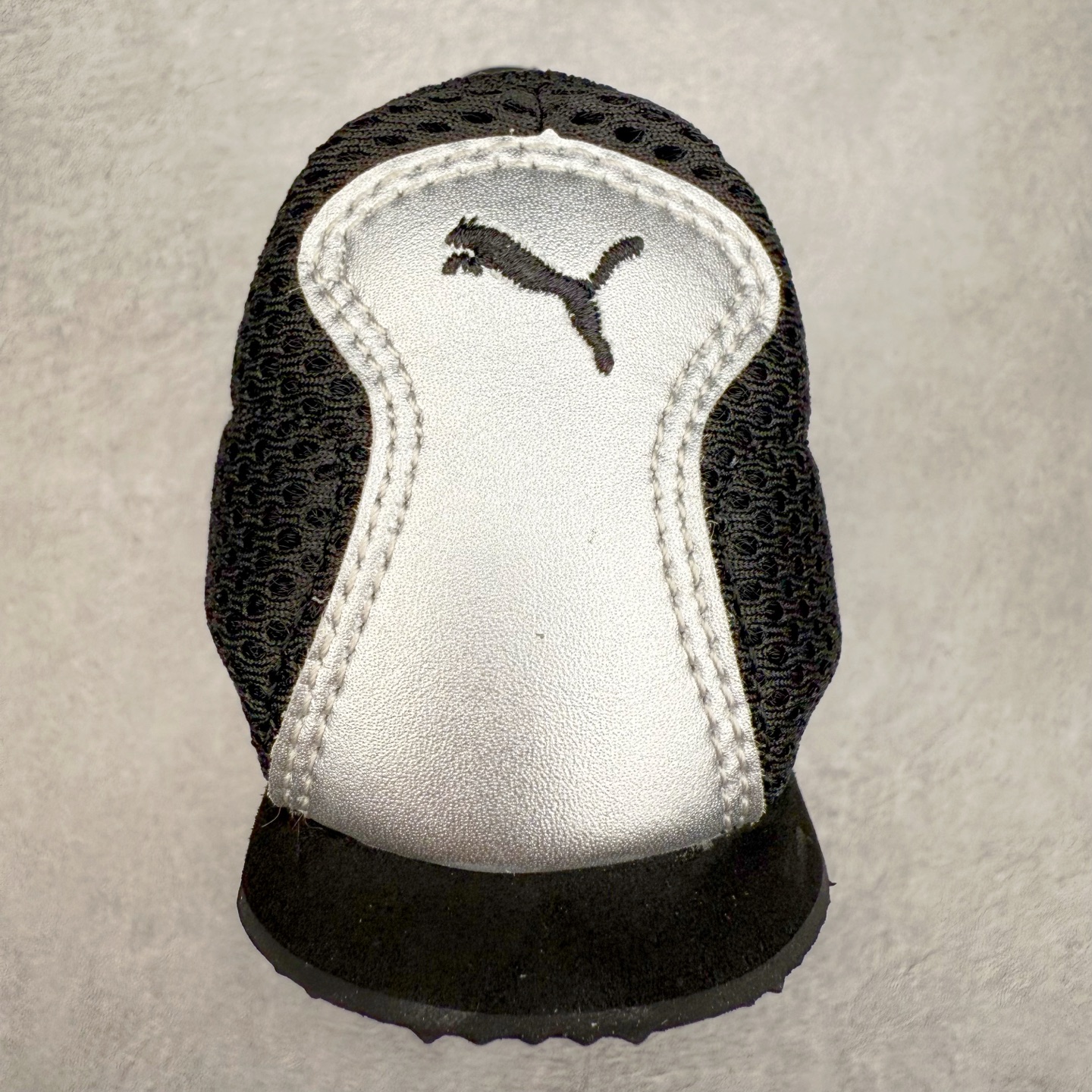 图片[8]-＃TG特价福利 PUMA Speedca OG 彪马极速赛车系列低帮德训风拼接复古百搭休闲运动赛车鞋 鞋款从80、90年代赛车手所穿的防火赛车鞋为原型，鞋身线条模仿了赛车的流线廓形，体现了空气动力学原理的结构。简约流畅的外观，恰好又和贯穿其中的Formstrip Logo融合恰到好处，视觉上细节丰富且协调。本次Speedcat OG鞋款归来，最大看点自然式保留了窄版鞋型以及薄底构造。这两年各品牌鞋底越做越厚，Speedcat反其道而行之，上脚几乎无鞋底的效果带来耳目一新的视觉体验。鞋面依旧是以质感细腻的麂皮材质打造，并且大面积近乎全包裹的使用，复古味道也愈发浓烈。配色上更是将最原始的黑色和红色带回，向F1赛车队的标志性队服致敬。相信让各位一眼种草的更多是出挑的大红色，上脚即可瞬间点亮整体造型，在以球鞋为核心的OOTD中脱颖而出。而另一款黑色则是低调的万金油，彰显新潮个性的同时又不喧宾夺主，也是热爱简约系穿搭朋友的首选。 尺码：35.5 36 37 37.5 38 38.5 39 40 40.5 41 42 42.5 43 44 44.5 45-选品中心