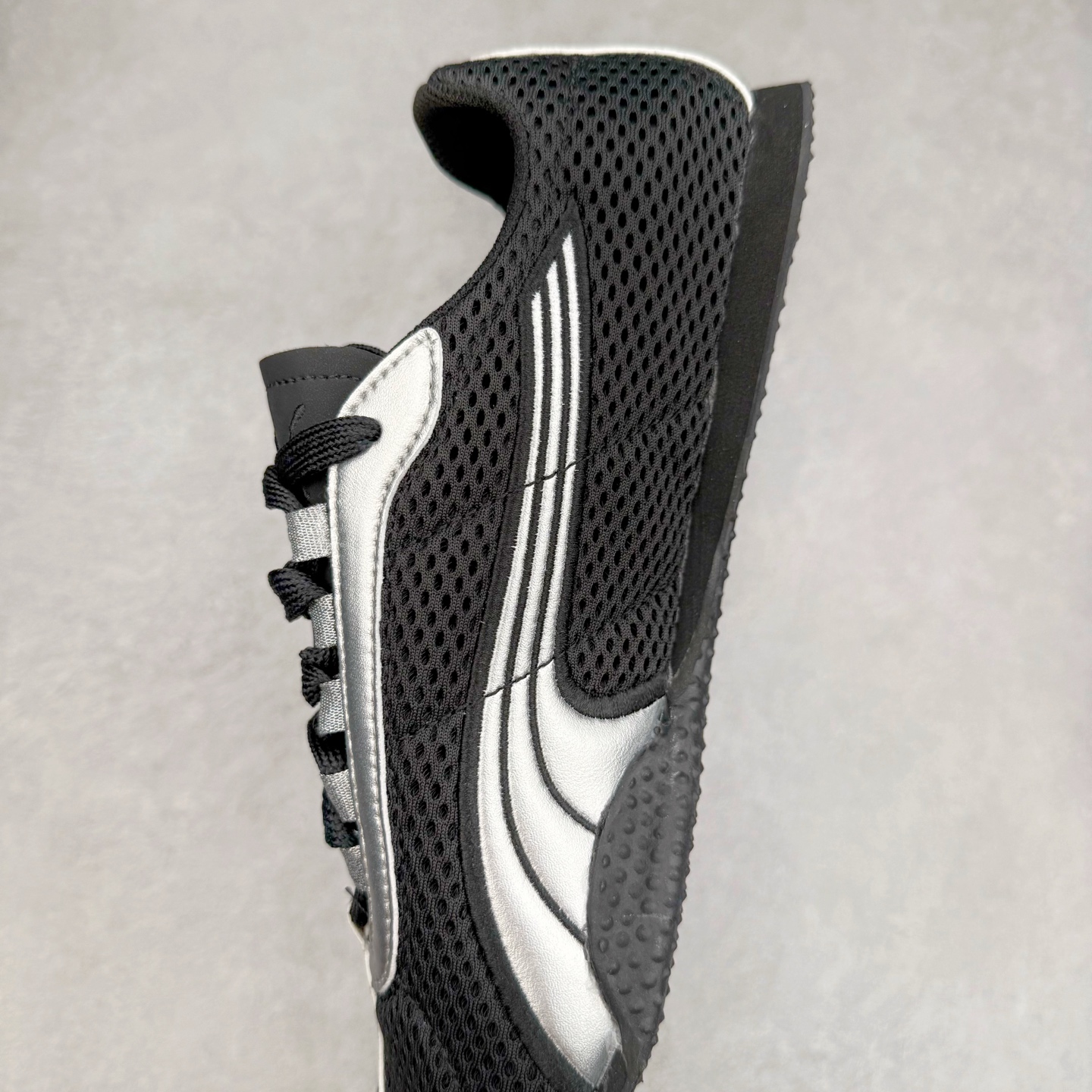 图片[7]-＃TG特价福利 PUMA Speedca OG 彪马极速赛车系列低帮德训风拼接复古百搭休闲运动赛车鞋 鞋款从80、90年代赛车手所穿的防火赛车鞋为原型，鞋身线条模仿了赛车的流线廓形，体现了空气动力学原理的结构。简约流畅的外观，恰好又和贯穿其中的Formstrip Logo融合恰到好处，视觉上细节丰富且协调。本次Speedcat OG鞋款归来，最大看点自然式保留了窄版鞋型以及薄底构造。这两年各品牌鞋底越做越厚，Speedcat反其道而行之，上脚几乎无鞋底的效果带来耳目一新的视觉体验。鞋面依旧是以质感细腻的麂皮材质打造，并且大面积近乎全包裹的使用，复古味道也愈发浓烈。配色上更是将最原始的黑色和红色带回，向F1赛车队的标志性队服致敬。相信让各位一眼种草的更多是出挑的大红色，上脚即可瞬间点亮整体造型，在以球鞋为核心的OOTD中脱颖而出。而另一款黑色则是低调的万金油，彰显新潮个性的同时又不喧宾夺主，也是热爱简约系穿搭朋友的首选。 尺码：35.5 36 37 37.5 38 38.5 39 40 40.5 41 42 42.5 43 44 44.5 45-选品中心