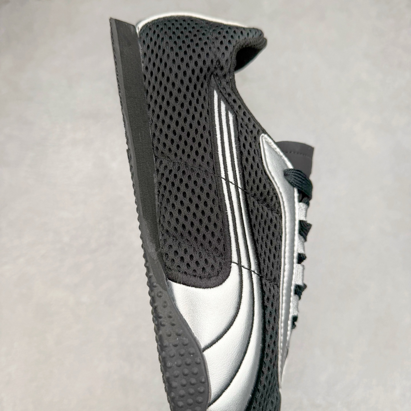 图片[6]-＃TG特价福利 PUMA Speedca OG 彪马极速赛车系列低帮德训风拼接复古百搭休闲运动赛车鞋 鞋款从80、90年代赛车手所穿的防火赛车鞋为原型，鞋身线条模仿了赛车的流线廓形，体现了空气动力学原理的结构。简约流畅的外观，恰好又和贯穿其中的Formstrip Logo融合恰到好处，视觉上细节丰富且协调。本次Speedcat OG鞋款归来，最大看点自然式保留了窄版鞋型以及薄底构造。这两年各品牌鞋底越做越厚，Speedcat反其道而行之，上脚几乎无鞋底的效果带来耳目一新的视觉体验。鞋面依旧是以质感细腻的麂皮材质打造，并且大面积近乎全包裹的使用，复古味道也愈发浓烈。配色上更是将最原始的黑色和红色带回，向F1赛车队的标志性队服致敬。相信让各位一眼种草的更多是出挑的大红色，上脚即可瞬间点亮整体造型，在以球鞋为核心的OOTD中脱颖而出。而另一款黑色则是低调的万金油，彰显新潮个性的同时又不喧宾夺主，也是热爱简约系穿搭朋友的首选。 尺码：35.5 36 37 37.5 38 38.5 39 40 40.5 41 42 42.5 43 44 44.5 45-选品中心