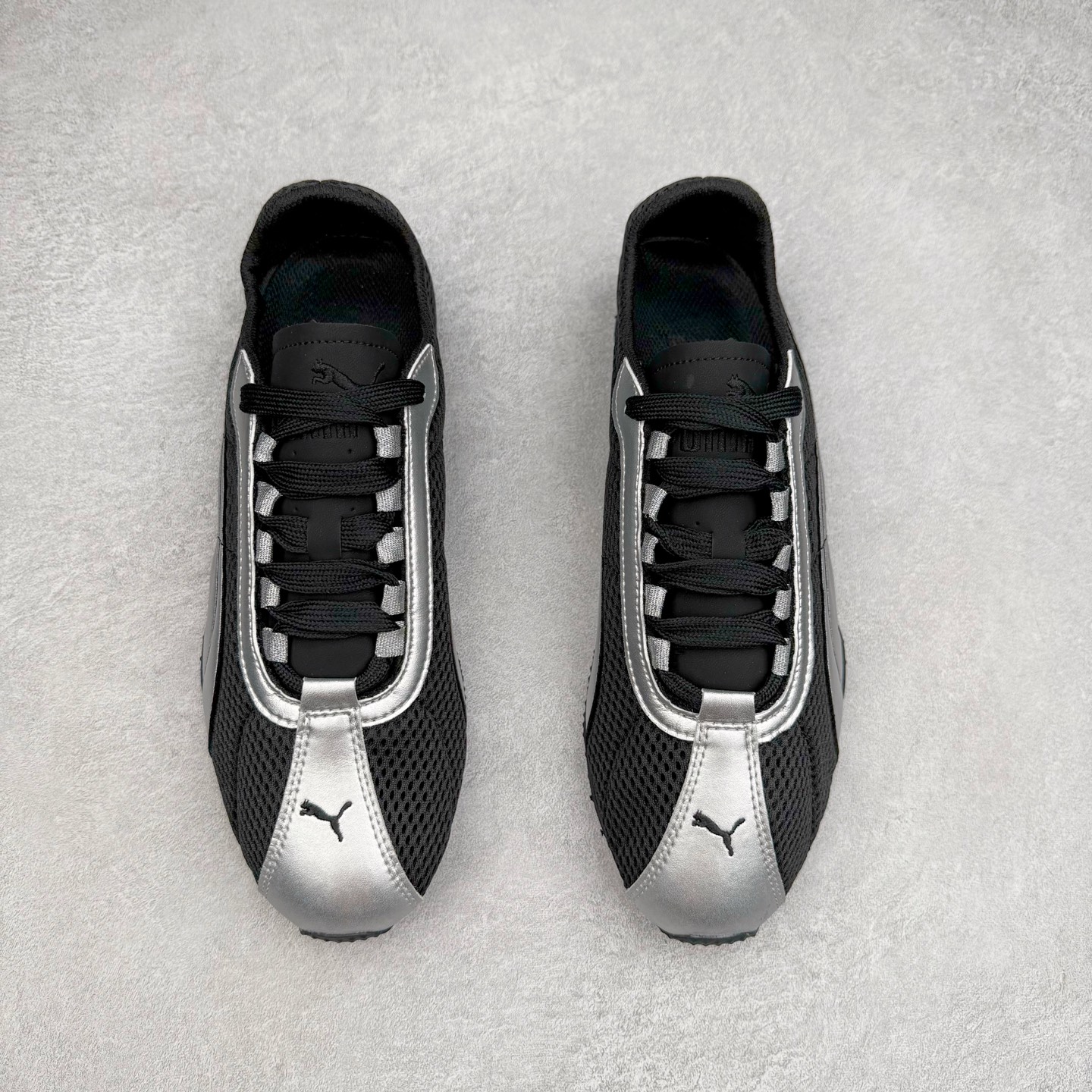 图片[2]-＃TG特价福利 PUMA Speedca OG 彪马极速赛车系列低帮德训风拼接复古百搭休闲运动赛车鞋 鞋款从80、90年代赛车手所穿的防火赛车鞋为原型，鞋身线条模仿了赛车的流线廓形，体现了空气动力学原理的结构。简约流畅的外观，恰好又和贯穿其中的Formstrip Logo融合恰到好处，视觉上细节丰富且协调。本次Speedcat OG鞋款归来，最大看点自然式保留了窄版鞋型以及薄底构造。这两年各品牌鞋底越做越厚，Speedcat反其道而行之，上脚几乎无鞋底的效果带来耳目一新的视觉体验。鞋面依旧是以质感细腻的麂皮材质打造，并且大面积近乎全包裹的使用，复古味道也愈发浓烈。配色上更是将最原始的黑色和红色带回，向F1赛车队的标志性队服致敬。相信让各位一眼种草的更多是出挑的大红色，上脚即可瞬间点亮整体造型，在以球鞋为核心的OOTD中脱颖而出。而另一款黑色则是低调的万金油，彰显新潮个性的同时又不喧宾夺主，也是热爱简约系穿搭朋友的首选。 尺码：35.5 36 37 37.5 38 38.5 39 40 40.5 41 42 42.5 43 44 44.5 45-选品中心