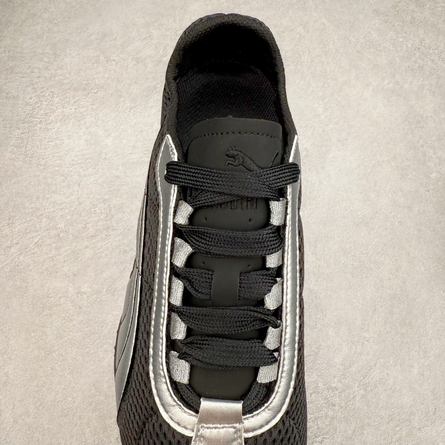 图片[5]-＃TG特价福利 PUMA Speedca OG 彪马极速赛车系列低帮德训风拼接复古百搭休闲运动赛车鞋 鞋款从80、90年代赛车手所穿的防火赛车鞋为原型，鞋身线条模仿了赛车的流线廓形，体现了空气动力学原理的结构。简约流畅的外观，恰好又和贯穿其中的Formstrip Logo融合恰到好处，视觉上细节丰富且协调。本次Speedcat OG鞋款归来，最大看点自然式保留了窄版鞋型以及薄底构造。这两年各品牌鞋底越做越厚，Speedcat反其道而行之，上脚几乎无鞋底的效果带来耳目一新的视觉体验。鞋面依旧是以质感细腻的麂皮材质打造，并且大面积近乎全包裹的使用，复古味道也愈发浓烈。配色上更是将最原始的黑色和红色带回，向F1赛车队的标志性队服致敬。相信让各位一眼种草的更多是出挑的大红色，上脚即可瞬间点亮整体造型，在以球鞋为核心的OOTD中脱颖而出。而另一款黑色则是低调的万金油，彰显新潮个性的同时又不喧宾夺主，也是热爱简约系穿搭朋友的首选。 尺码：35.5 36 37 37.5 38 38.5 39 40 40.5 41 42 42.5 43 44 44.5 45-选品中心