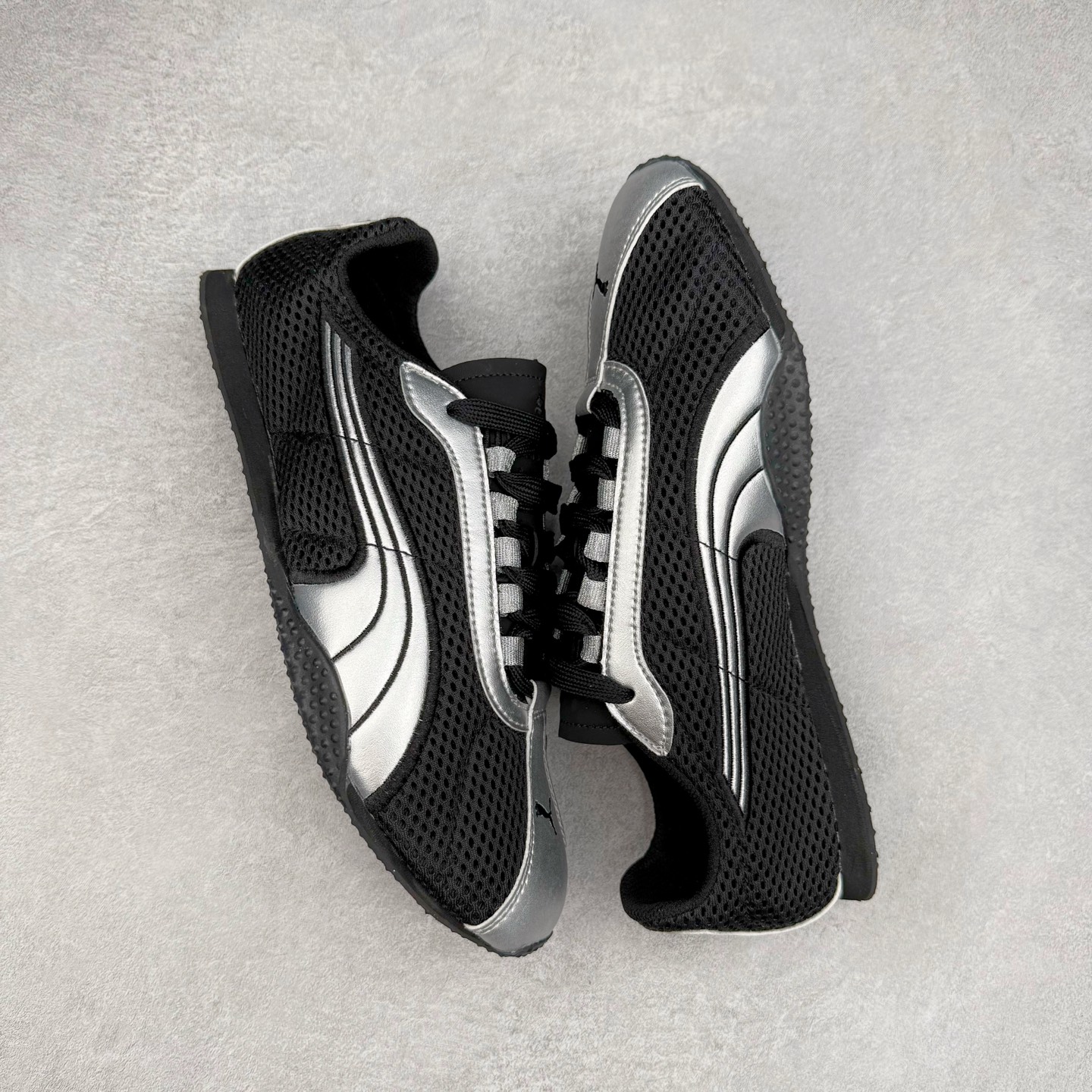 图片[3]-＃TG特价福利 PUMA Speedca OG 彪马极速赛车系列低帮德训风拼接复古百搭休闲运动赛车鞋 鞋款从80、90年代赛车手所穿的防火赛车鞋为原型，鞋身线条模仿了赛车的流线廓形，体现了空气动力学原理的结构。简约流畅的外观，恰好又和贯穿其中的Formstrip Logo融合恰到好处，视觉上细节丰富且协调。本次Speedcat OG鞋款归来，最大看点自然式保留了窄版鞋型以及薄底构造。这两年各品牌鞋底越做越厚，Speedcat反其道而行之，上脚几乎无鞋底的效果带来耳目一新的视觉体验。鞋面依旧是以质感细腻的麂皮材质打造，并且大面积近乎全包裹的使用，复古味道也愈发浓烈。配色上更是将最原始的黑色和红色带回，向F1赛车队的标志性队服致敬。相信让各位一眼种草的更多是出挑的大红色，上脚即可瞬间点亮整体造型，在以球鞋为核心的OOTD中脱颖而出。而另一款黑色则是低调的万金油，彰显新潮个性的同时又不喧宾夺主，也是热爱简约系穿搭朋友的首选。 尺码：35.5 36 37 37.5 38 38.5 39 40 40.5 41 42 42.5 43 44 44.5 45-选品中心