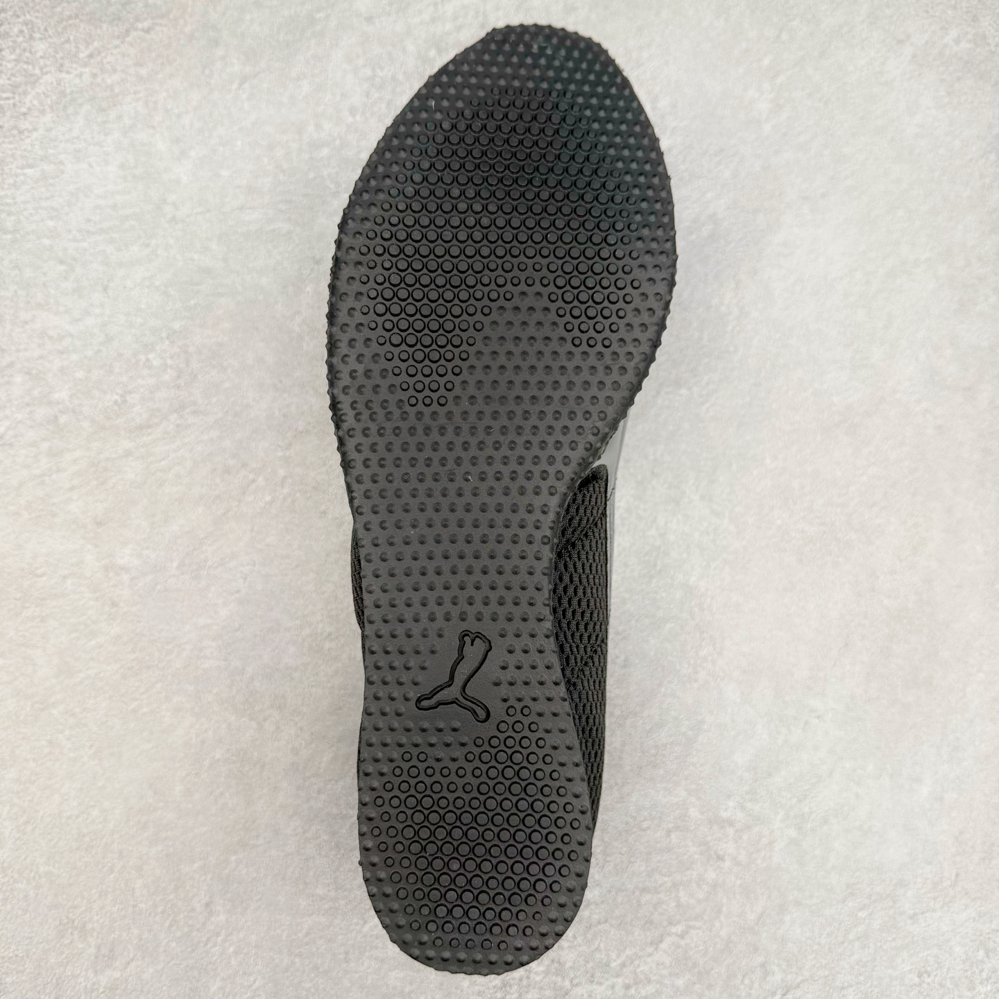 图片[9]-＃TG特价福利 PUMA Speedca OG 彪马极速赛车系列低帮德训风拼接复古百搭休闲运动赛车鞋 鞋款从80、90年代赛车手所穿的防火赛车鞋为原型，鞋身线条模仿了赛车的流线廓形，体现了空气动力学原理的结构。简约流畅的外观，恰好又和贯穿其中的Formstrip Logo融合恰到好处，视觉上细节丰富且协调。本次Speedcat OG鞋款归来，最大看点自然式保留了窄版鞋型以及薄底构造。这两年各品牌鞋底越做越厚，Speedcat反其道而行之，上脚几乎无鞋底的效果带来耳目一新的视觉体验。鞋面依旧是以质感细腻的麂皮材质打造，并且大面积近乎全包裹的使用，复古味道也愈发浓烈。配色上更是将最原始的黑色和红色带回，向F1赛车队的标志性队服致敬。相信让各位一眼种草的更多是出挑的大红色，上脚即可瞬间点亮整体造型，在以球鞋为核心的OOTD中脱颖而出。而另一款黑色则是低调的万金油，彰显新潮个性的同时又不喧宾夺主，也是热爱简约系穿搭朋友的首选。 尺码：35.5 36 37 37.5 38 38.5 39 40 40.5 41 42 42.5 43 44 44.5 45-选品中心