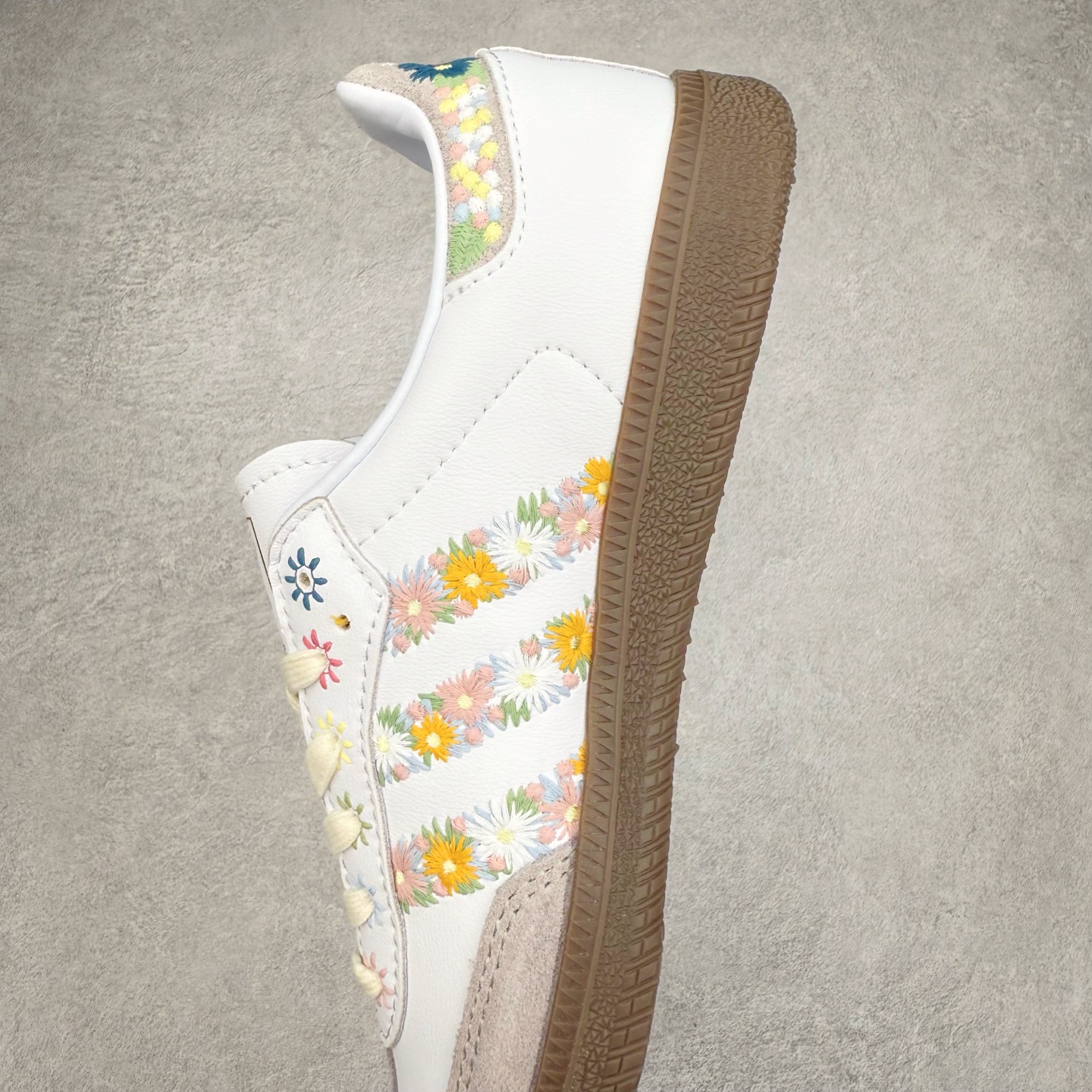 图片[7]-AD Original Samba OG 复古经典轻便板鞋 HQ5155 这款桑巴鞋展示了高质量的工艺 带有装饰的超锁缝制和无缝的手感 柔软、柔软的皮革造型和标志性的3条纹完成了精致的外观 正规合身鞋带 鞋面上有绒面鞋垫 橡胶鞋底 享受正畸套筒软感 自50年代首次亮相以来就一直在赢得粉丝的青睐 尺码：36 36.5 37.5 38 38.5 39 40 40.5 41 42 42.5 43 44 44.5 45-选品中心