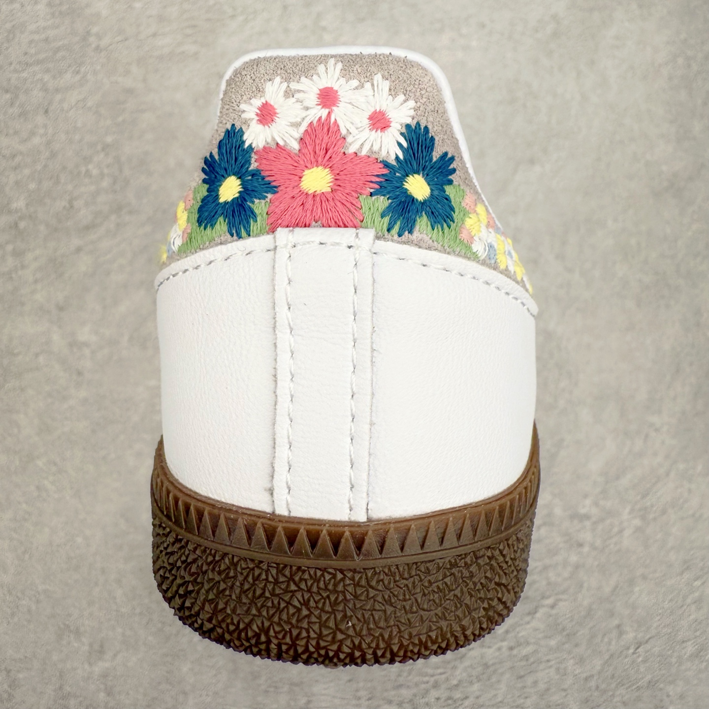 图片[8]-AD Original Samba OG 复古经典轻便板鞋 HQ5155 这款桑巴鞋展示了高质量的工艺 带有装饰的超锁缝制和无缝的手感 柔软、柔软的皮革造型和标志性的3条纹完成了精致的外观 正规合身鞋带 鞋面上有绒面鞋垫 橡胶鞋底 享受正畸套筒软感 自50年代首次亮相以来就一直在赢得粉丝的青睐 尺码：36 36.5 37.5 38 38.5 39 40 40.5 41 42 42.5 43 44 44.5 45-选品中心