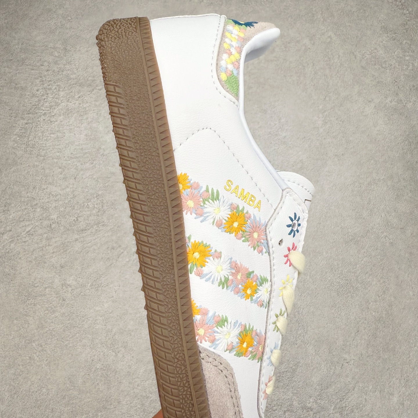 图片[6]-AD Original Samba OG 复古经典轻便板鞋 HQ5155 这款桑巴鞋展示了高质量的工艺 带有装饰的超锁缝制和无缝的手感 柔软、柔软的皮革造型和标志性的3条纹完成了精致的外观 正规合身鞋带 鞋面上有绒面鞋垫 橡胶鞋底 享受正畸套筒软感 自50年代首次亮相以来就一直在赢得粉丝的青睐 尺码：36 36.5 37.5 38 38.5 39 40 40.5 41 42 42.5 43 44 44.5 45-选品中心