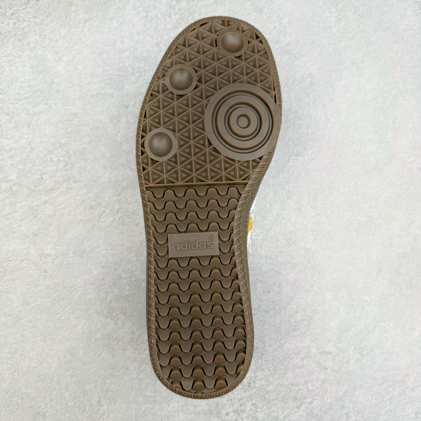 图片[9]-AD Original Samba OG 复古经典轻便板鞋 HQ5155 这款桑巴鞋展示了高质量的工艺 带有装饰的超锁缝制和无缝的手感 柔软、柔软的皮革造型和标志性的3条纹完成了精致的外观 正规合身鞋带 鞋面上有绒面鞋垫 橡胶鞋底 享受正畸套筒软感 自50年代首次亮相以来就一直在赢得粉丝的青睐 尺码：36 36.5 37.5 38 38.5 39 40 40.5 41 42 42.5 43 44 44.5 45-选品中心