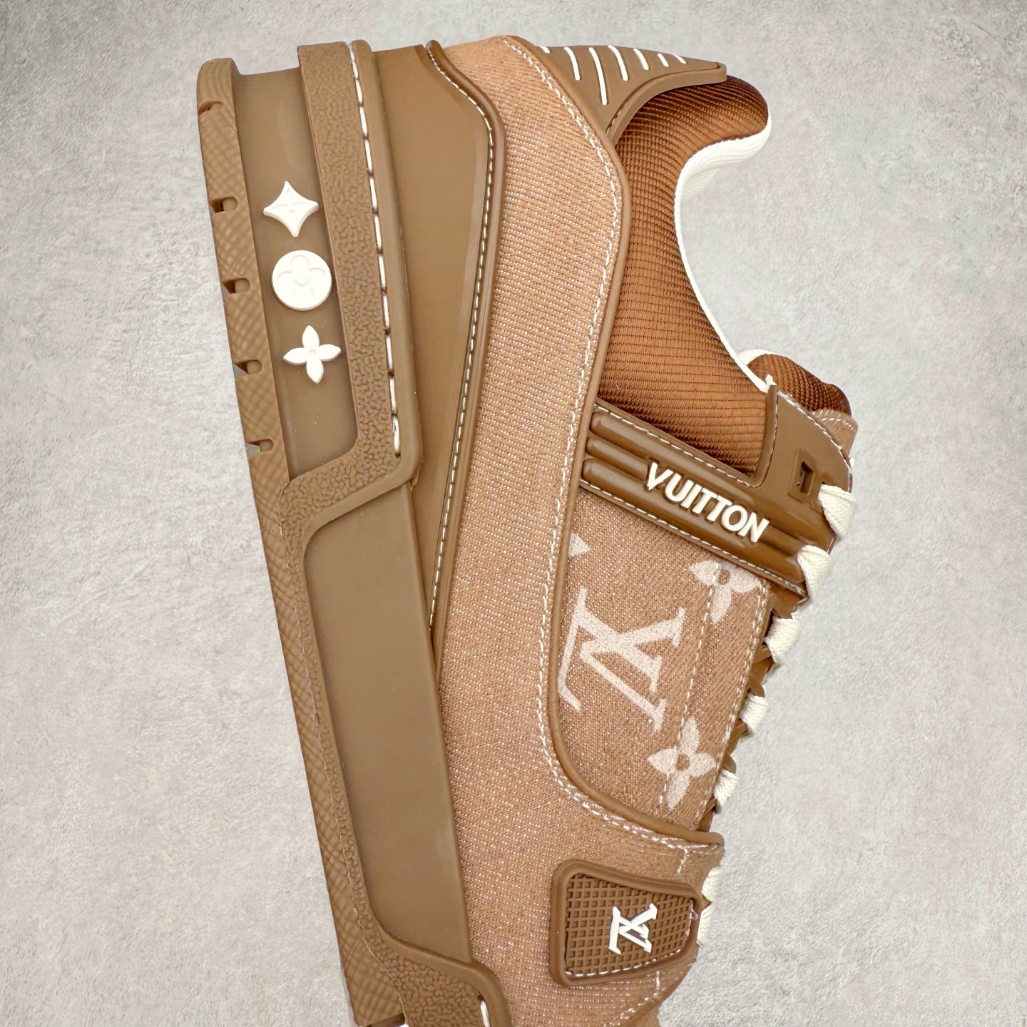 图片[6]-＃纯原 Louis Vuitton Trainer lv时装走秀运动鞋 市场所有版本中综合最强的货品 GD实力大厂出品 全网最全配色更新最快 最成熟的做工稳定的品控 完美鞋型超高的清洁度 零毛边线头瑕疵 全套原楦原纸版原鞋开模 全网最具灵魂的版型 正确原装黄色鞋盒 正确中底印花 鞋面印花3D高频深度立体 全鞋电脑针车 紧密相连 针距密度一致 环保乳胶注塑鞋垫 厚度脚感还原原版 皮面裁剪部位 统一油边封口工艺 原装橡胶大底含胶量大底组合零偏差 专柜全套包装 防尘袋 说明书 质保卡 男女鞋 尺码：35 36 37 38 39 40 41 42 43 44 45-选品中心