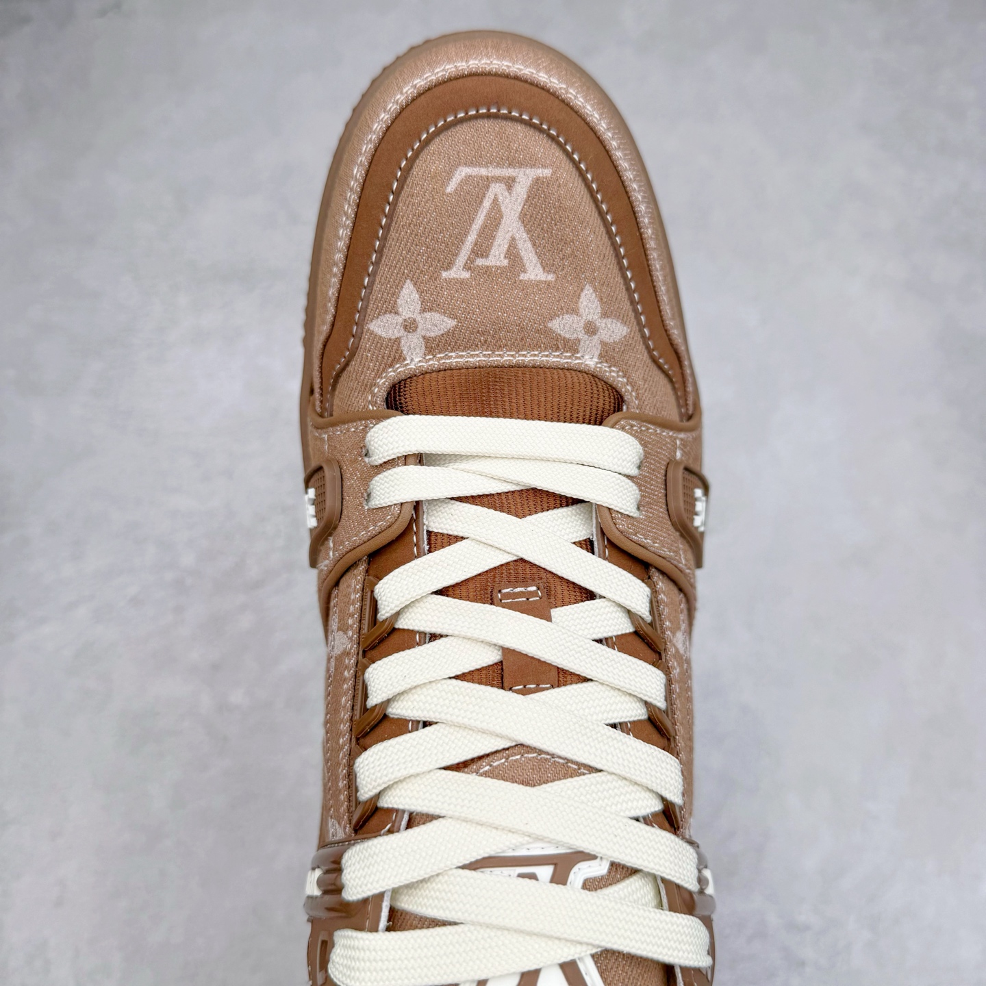 图片[4]-＃纯原 Louis Vuitton Trainer lv时装走秀运动鞋 市场所有版本中综合最强的货品 GD实力大厂出品 全网最全配色更新最快 最成熟的做工稳定的品控 完美鞋型超高的清洁度 零毛边线头瑕疵 全套原楦原纸版原鞋开模 全网最具灵魂的版型 正确原装黄色鞋盒 正确中底印花 鞋面印花3D高频深度立体 全鞋电脑针车 紧密相连 针距密度一致 环保乳胶注塑鞋垫 厚度脚感还原原版 皮面裁剪部位 统一油边封口工艺 原装橡胶大底含胶量大底组合零偏差 专柜全套包装 防尘袋 说明书 质保卡 男女鞋 尺码：35 36 37 38 39 40 41 42 43 44 45-选品中心