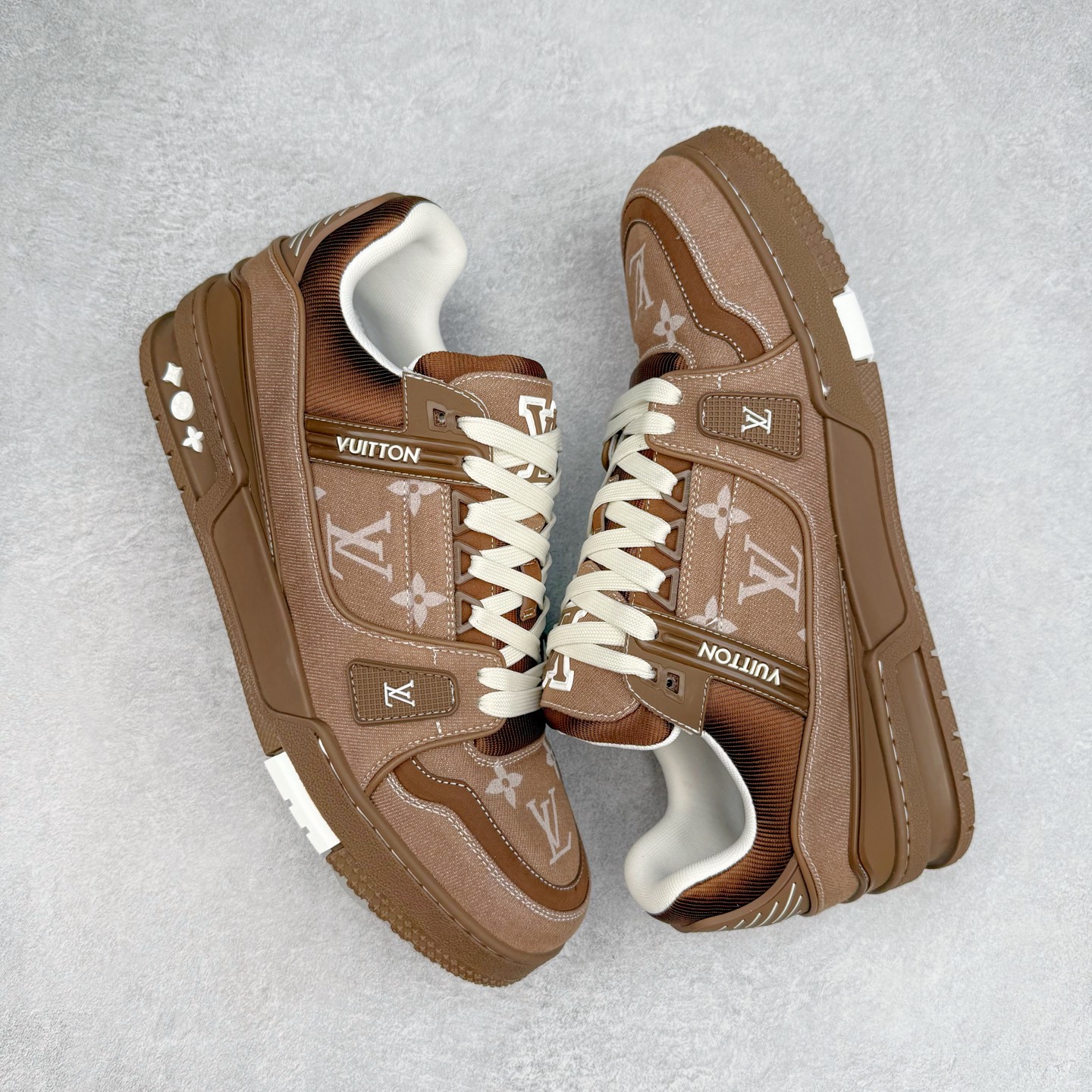 图片[3]-＃纯原 Louis Vuitton Trainer lv时装走秀运动鞋 市场所有版本中综合最强的货品 GD实力大厂出品 全网最全配色更新最快 最成熟的做工稳定的品控 完美鞋型超高的清洁度 零毛边线头瑕疵 全套原楦原纸版原鞋开模 全网最具灵魂的版型 正确原装黄色鞋盒 正确中底印花 鞋面印花3D高频深度立体 全鞋电脑针车 紧密相连 针距密度一致 环保乳胶注塑鞋垫 厚度脚感还原原版 皮面裁剪部位 统一油边封口工艺 原装橡胶大底含胶量大底组合零偏差 专柜全套包装 防尘袋 说明书 质保卡 男女鞋 尺码：35 36 37 38 39 40 41 42 43 44 45-选品中心