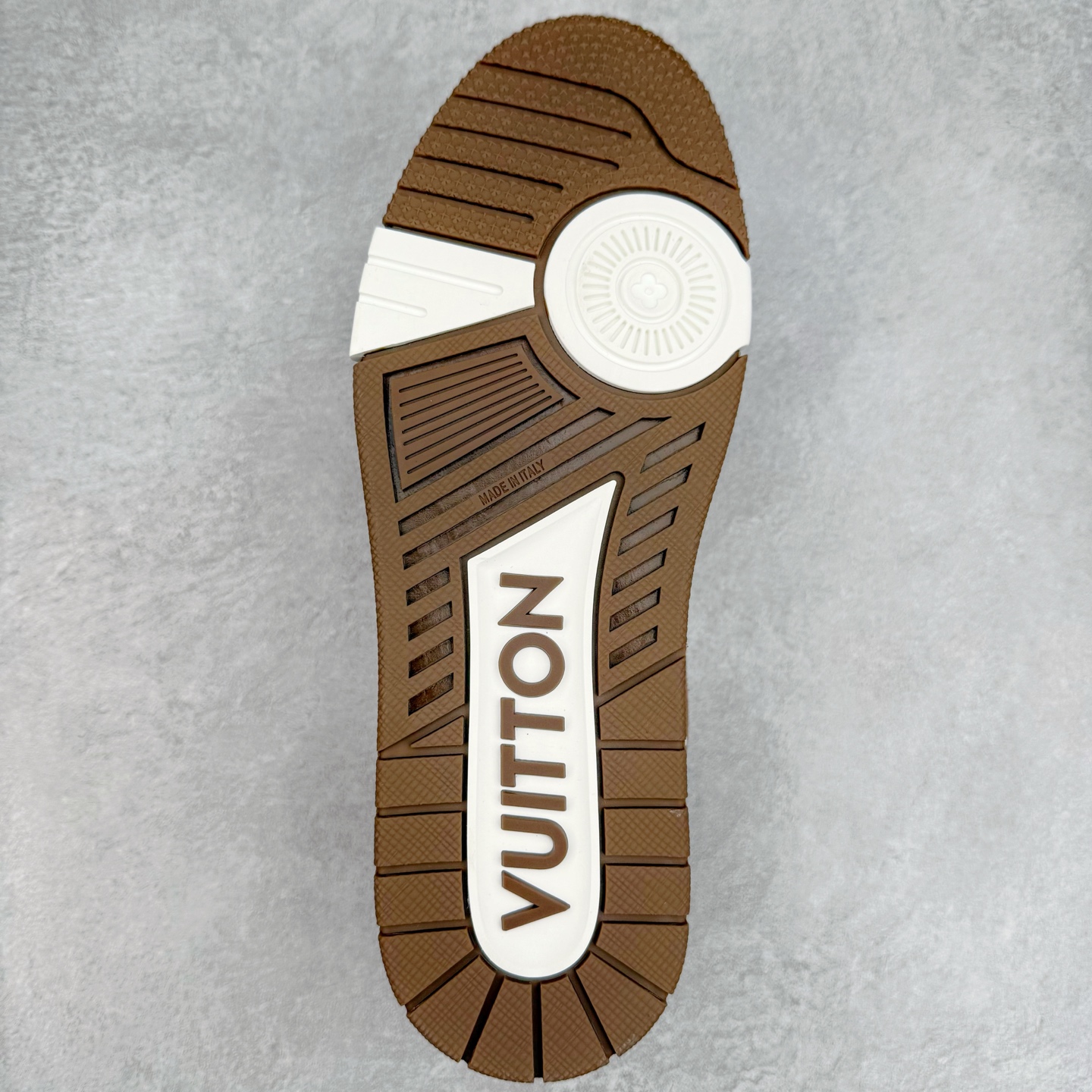 图片[9]-＃纯原 Louis Vuitton Trainer lv时装走秀运动鞋 市场所有版本中综合最强的货品 GD实力大厂出品 全网最全配色更新最快 最成熟的做工稳定的品控 完美鞋型超高的清洁度 零毛边线头瑕疵 全套原楦原纸版原鞋开模 全网最具灵魂的版型 正确原装黄色鞋盒 正确中底印花 鞋面印花3D高频深度立体 全鞋电脑针车 紧密相连 针距密度一致 环保乳胶注塑鞋垫 厚度脚感还原原版 皮面裁剪部位 统一油边封口工艺 原装橡胶大底含胶量大底组合零偏差 专柜全套包装 防尘袋 说明书 质保卡 男女鞋 尺码：35 36 37 38 39 40 41 42 43 44 45-选品中心