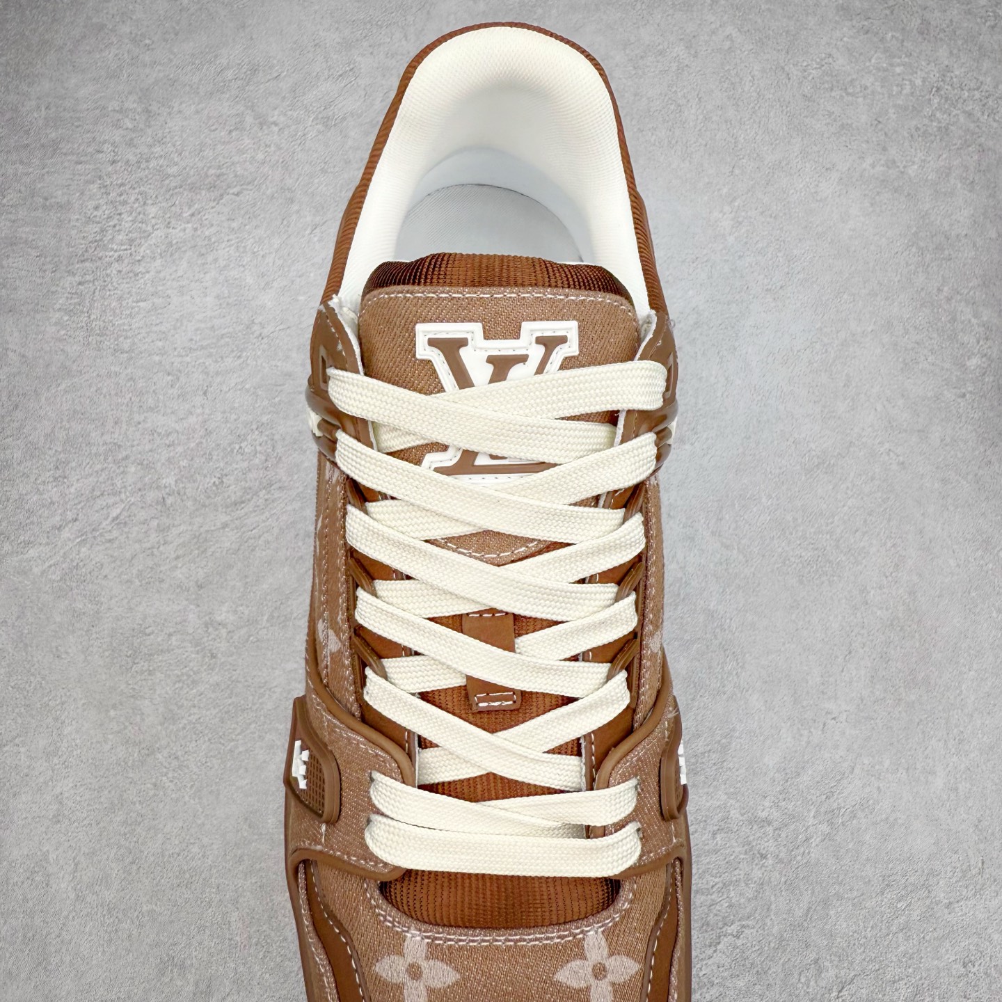 图片[5]-＃纯原 Louis Vuitton Trainer lv时装走秀运动鞋 市场所有版本中综合最强的货品 GD实力大厂出品 全网最全配色更新最快 最成熟的做工稳定的品控 完美鞋型超高的清洁度 零毛边线头瑕疵 全套原楦原纸版原鞋开模 全网最具灵魂的版型 正确原装黄色鞋盒 正确中底印花 鞋面印花3D高频深度立体 全鞋电脑针车 紧密相连 针距密度一致 环保乳胶注塑鞋垫 厚度脚感还原原版 皮面裁剪部位 统一油边封口工艺 原装橡胶大底含胶量大底组合零偏差 专柜全套包装 防尘袋 说明书 质保卡 男女鞋 尺码：35 36 37 38 39 40 41 42 43 44 45-选品中心