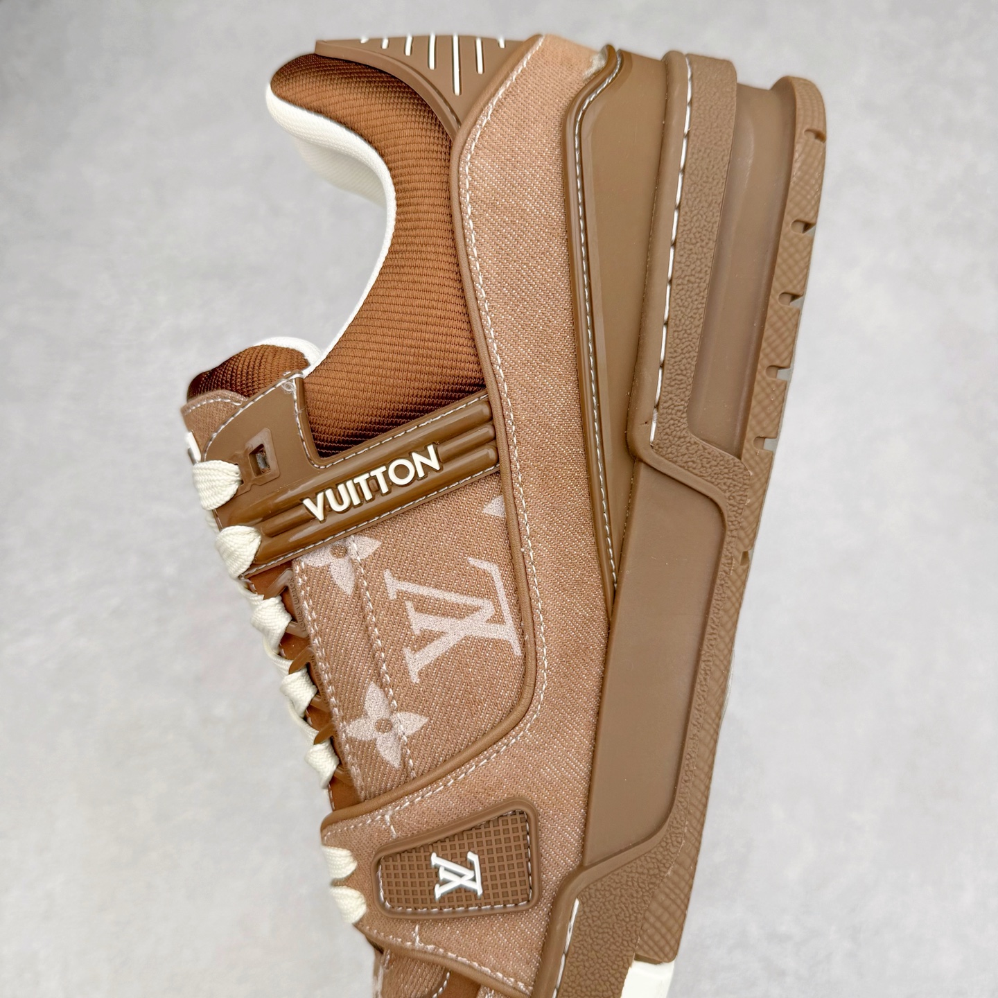 图片[7]-＃纯原 Louis Vuitton Trainer lv时装走秀运动鞋 市场所有版本中综合最强的货品 GD实力大厂出品 全网最全配色更新最快 最成熟的做工稳定的品控 完美鞋型超高的清洁度 零毛边线头瑕疵 全套原楦原纸版原鞋开模 全网最具灵魂的版型 正确原装黄色鞋盒 正确中底印花 鞋面印花3D高频深度立体 全鞋电脑针车 紧密相连 针距密度一致 环保乳胶注塑鞋垫 厚度脚感还原原版 皮面裁剪部位 统一油边封口工艺 原装橡胶大底含胶量大底组合零偏差 专柜全套包装 防尘袋 说明书 质保卡 男女鞋 尺码：35 36 37 38 39 40 41 42 43 44 45-选品中心