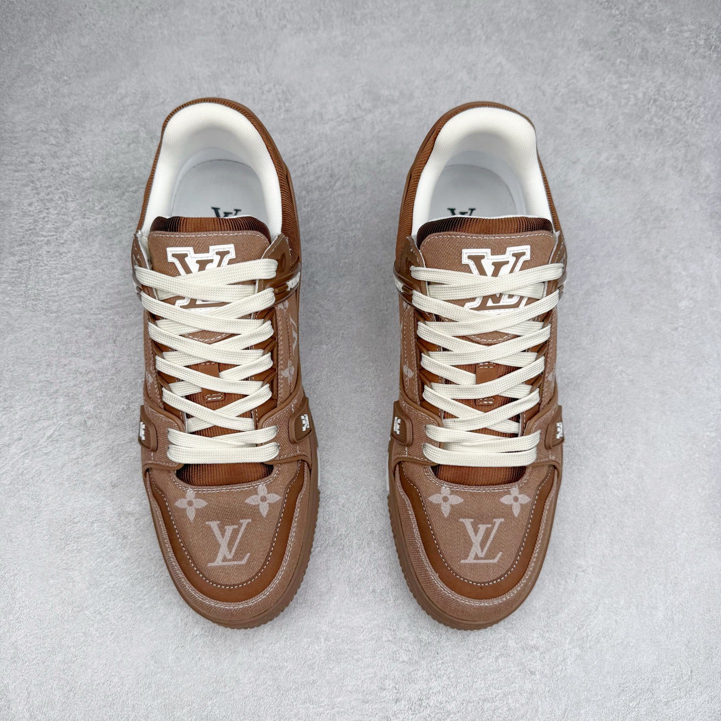 图片[2]-＃纯原 Louis Vuitton Trainer lv时装走秀运动鞋 市场所有版本中综合最强的货品 GD实力大厂出品 全网最全配色更新最快 最成熟的做工稳定的品控 完美鞋型超高的清洁度 零毛边线头瑕疵 全套原楦原纸版原鞋开模 全网最具灵魂的版型 正确原装黄色鞋盒 正确中底印花 鞋面印花3D高频深度立体 全鞋电脑针车 紧密相连 针距密度一致 环保乳胶注塑鞋垫 厚度脚感还原原版 皮面裁剪部位 统一油边封口工艺 原装橡胶大底含胶量大底组合零偏差 专柜全套包装 防尘袋 说明书 质保卡 男女鞋 尺码：35 36 37 38 39 40 41 42 43 44 45-选品中心