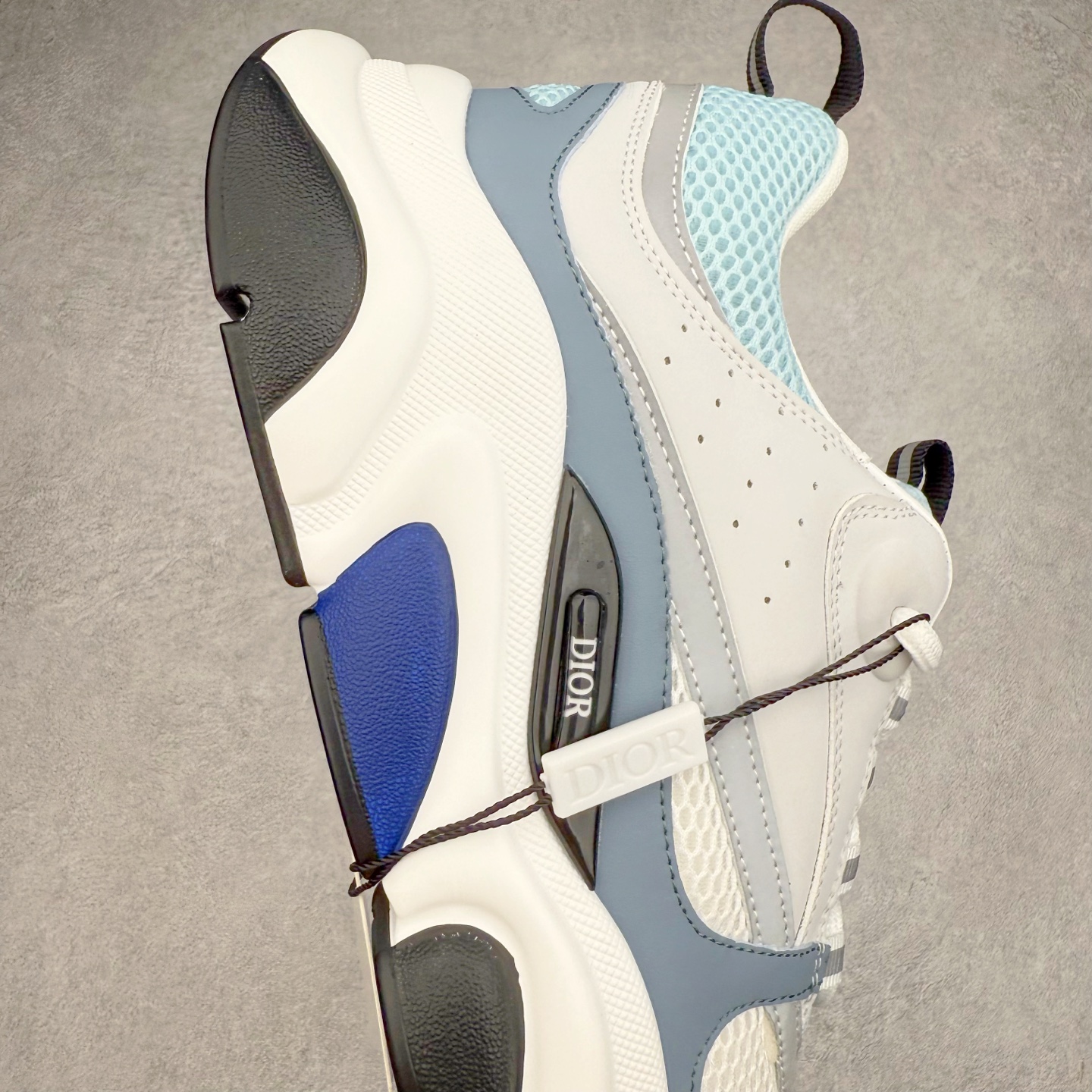 图片[6]-Dior/迪奥B22 男鞋压花厚底系带休闲鞋多色拼接男款慢跑时装运动鞋 广东原产原楦原纸版数据开发 配置专柜购物袋及配件(配置抗压快递外包牛皮纸壳 采用光滑牛皮革组合网织布面材质 正确吸汗网布贴合海玻璃CD压纹鞋垫独家开发TPU弹力中底组合TR光泽耐韧锯齿橡胶大底 法国高奢时装品牌-迪奥·桀傲/Dior Homme B22 Trainer Sneaker系列复古厚底老爹风休闲运动慢跑鞋“生胶底” 这款单品从复古慢跑鞋汲取灵感。采用厚实的低帮设计，精选牛皮与网眼织物拼接鞋面，搭配黑白相间的刻花橡胶鞋底。侧面带有浮雕“CD”标志装饰。 尺码：38 39 40 41 42 43 44 45 46-选品中心