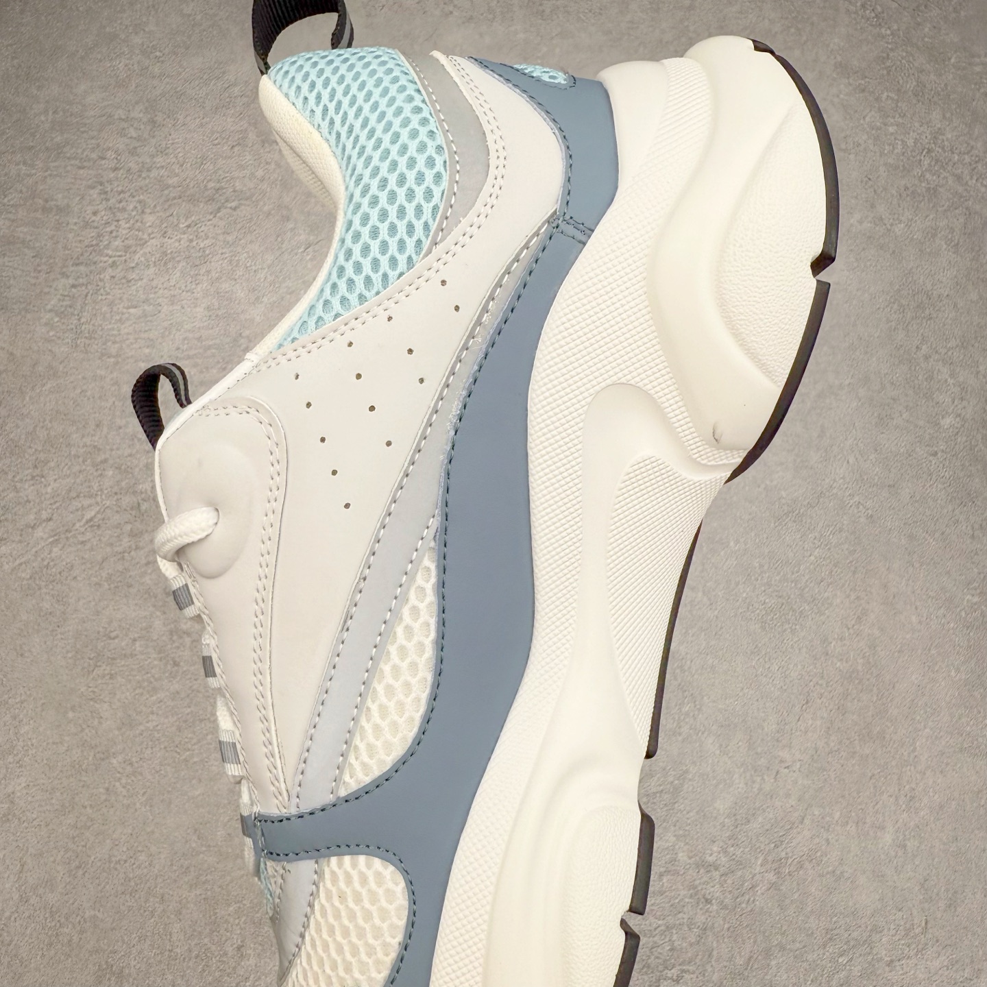 图片[7]-Dior/迪奥B22 男鞋压花厚底系带休闲鞋多色拼接男款慢跑时装运动鞋 广东原产原楦原纸版数据开发 配置专柜购物袋及配件(配置抗压快递外包牛皮纸壳 采用光滑牛皮革组合网织布面材质 正确吸汗网布贴合海玻璃CD压纹鞋垫独家开发TPU弹力中底组合TR光泽耐韧锯齿橡胶大底 法国高奢时装品牌-迪奥·桀傲/Dior Homme B22 Trainer Sneaker系列复古厚底老爹风休闲运动慢跑鞋“生胶底” 这款单品从复古慢跑鞋汲取灵感。采用厚实的低帮设计，精选牛皮与网眼织物拼接鞋面，搭配黑白相间的刻花橡胶鞋底。侧面带有浮雕“CD”标志装饰。 尺码：38 39 40 41 42 43 44 45 46-选品中心